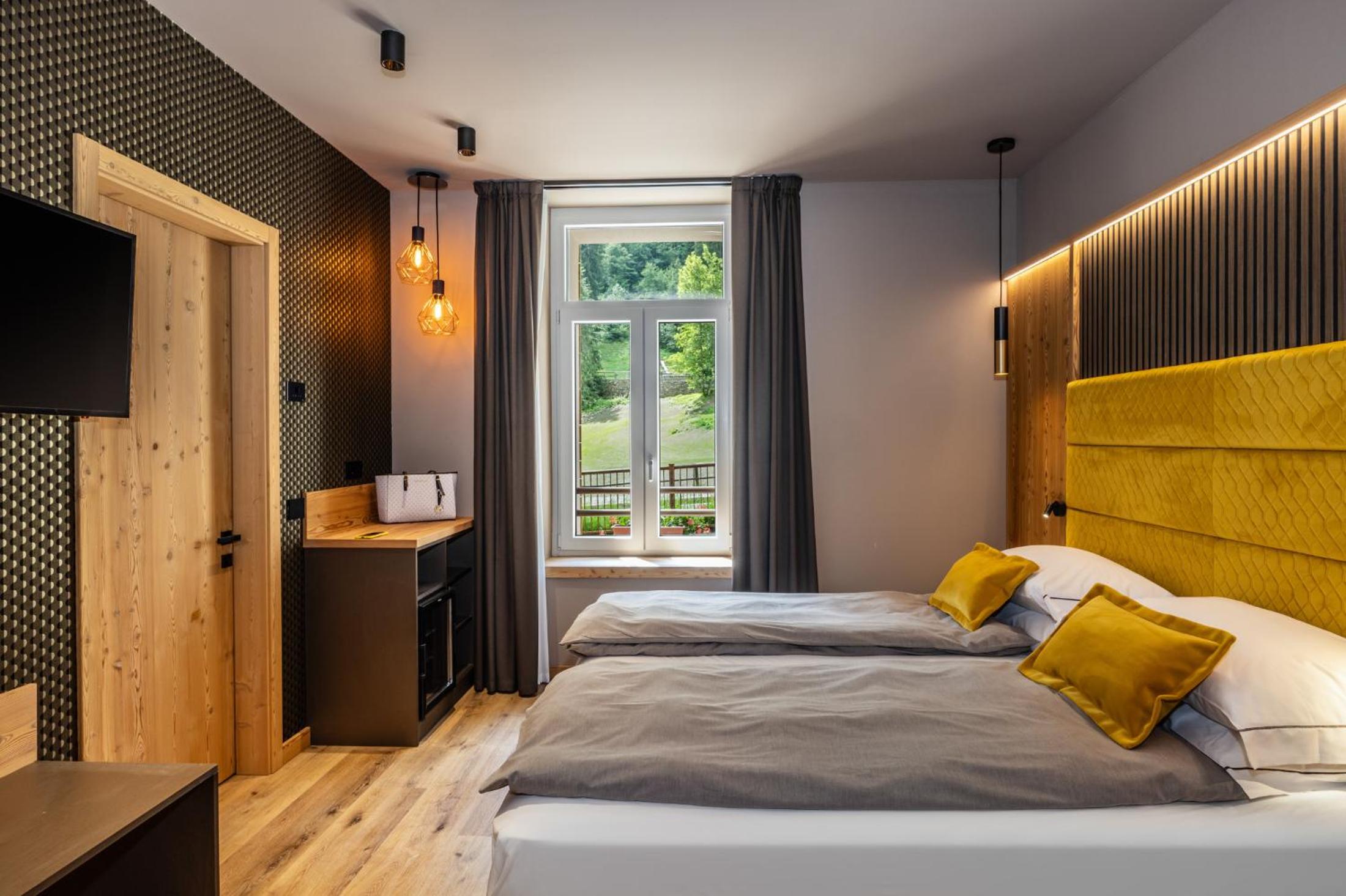 Deluxe King Room - Photo 8