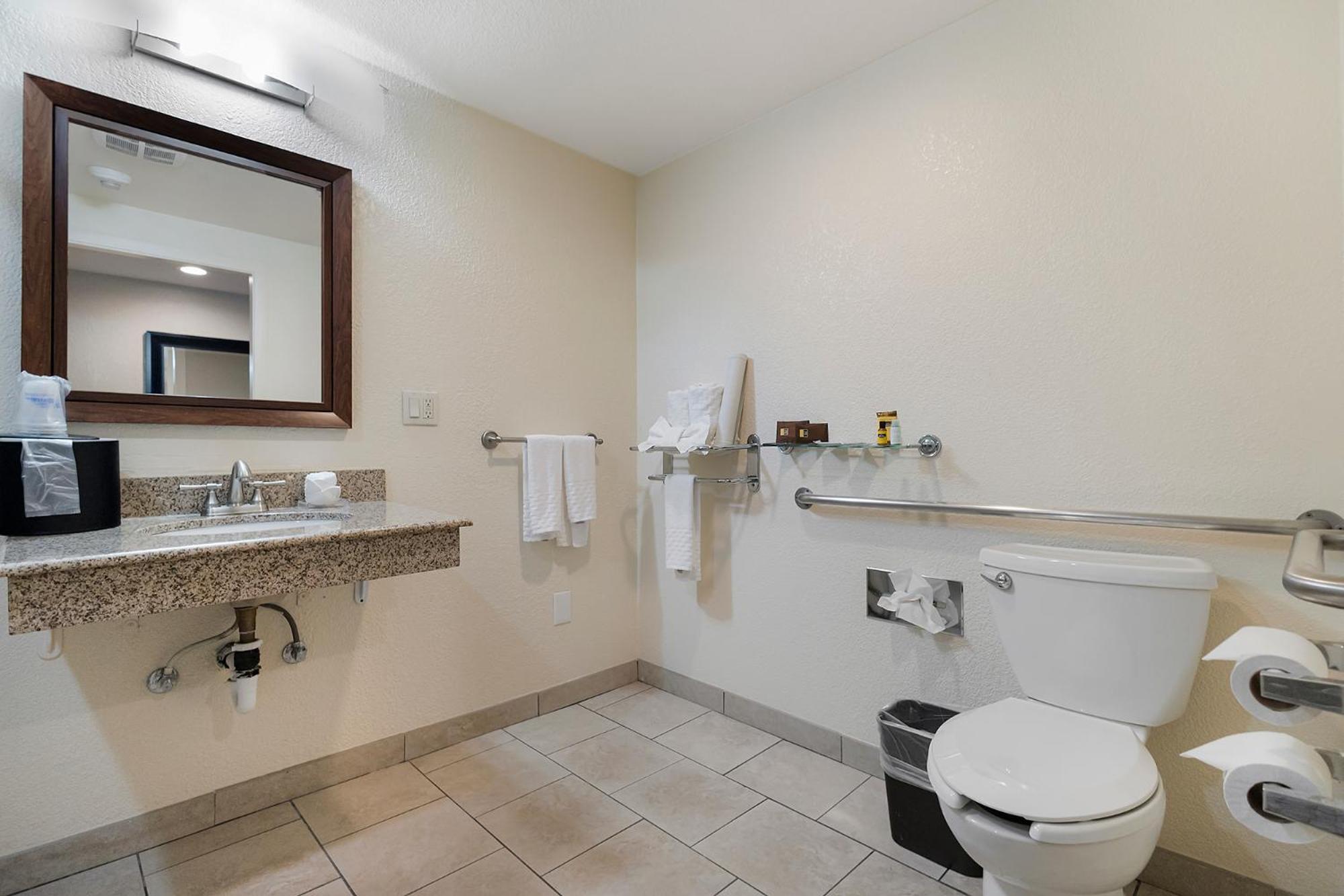 King Room with Roll-in Shower - Disability Access/Non-Smoking - Photo 2