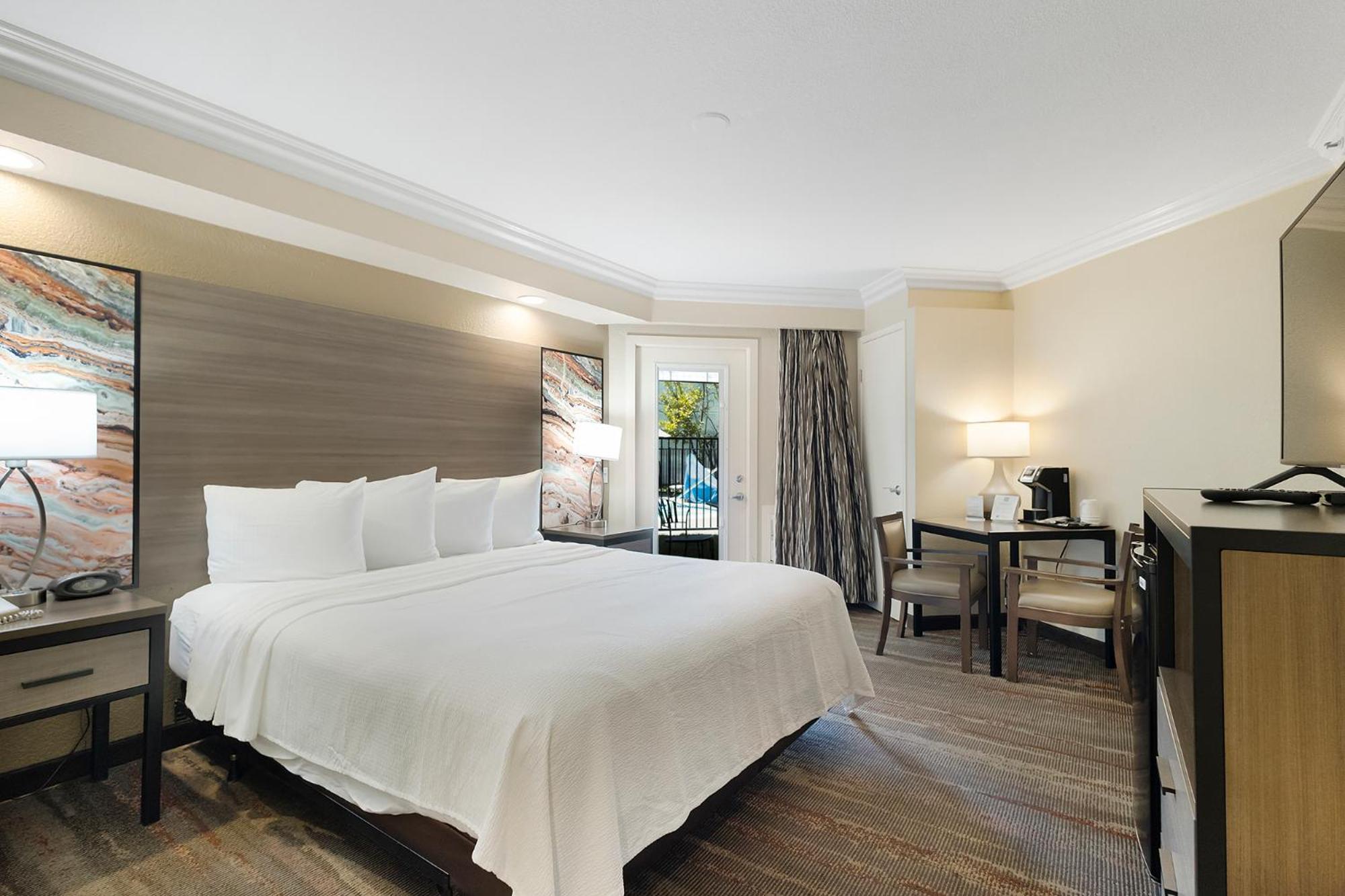 King Room with Roll-in Shower - Disability Access/Non-Smoking - Photo 1