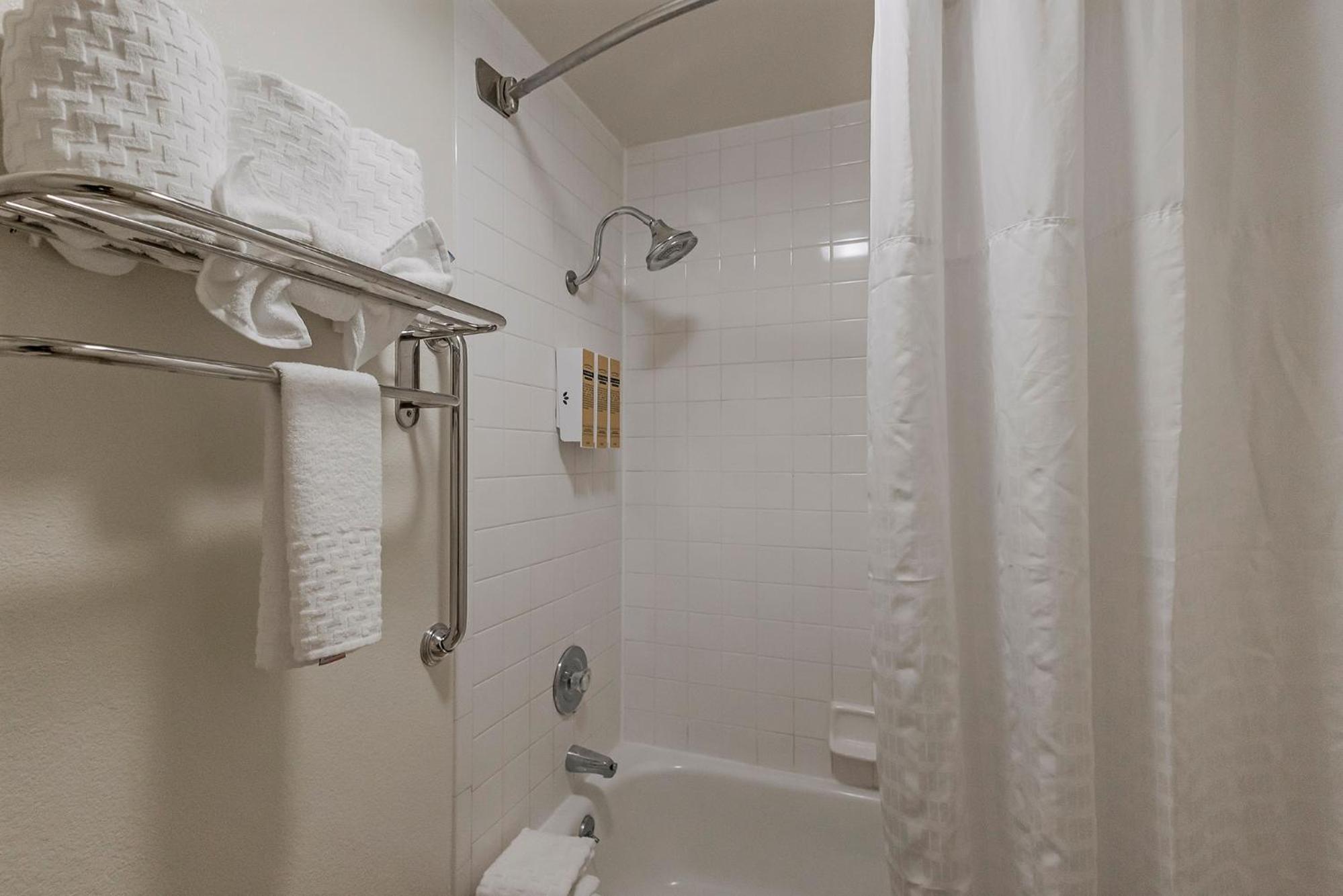 Deluxe King Room - Non-Smoking - Photo 7