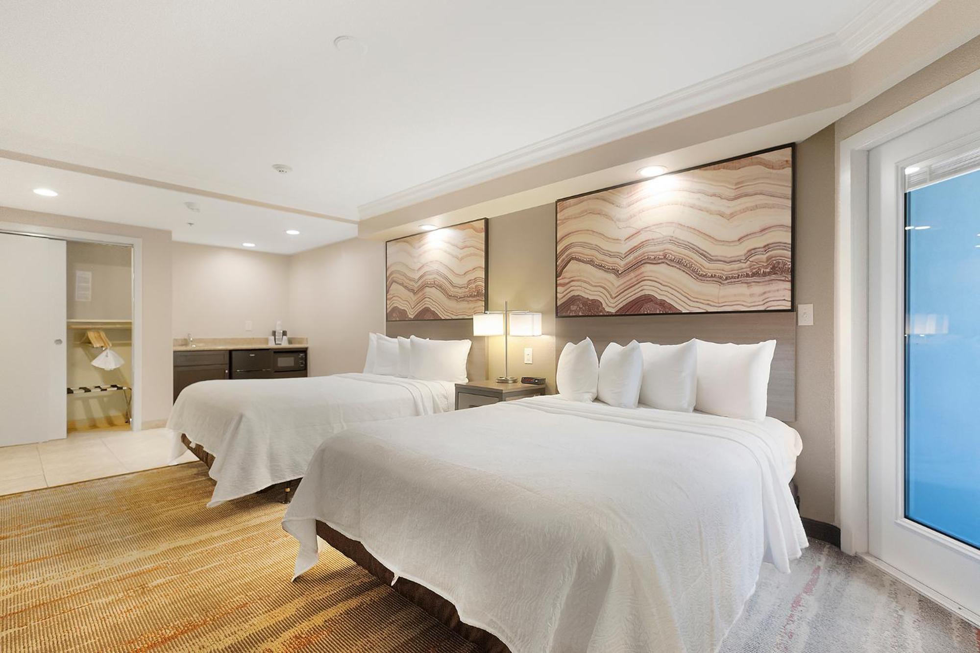 Queen Room with Two Queen Beds - Balcony - Non Smoking - Photo 8