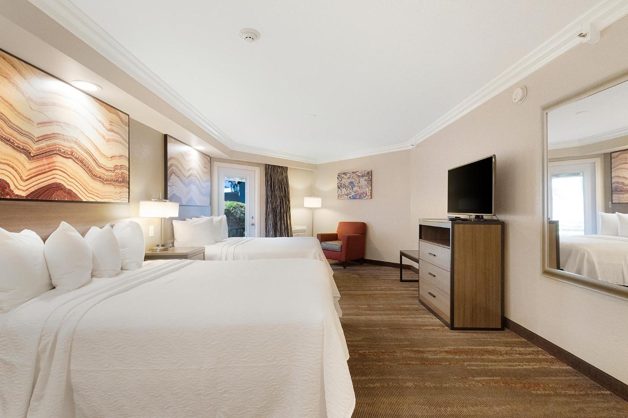 Queen Room with Two Queen Beds - Balcony - Non Smoking - Photo 2