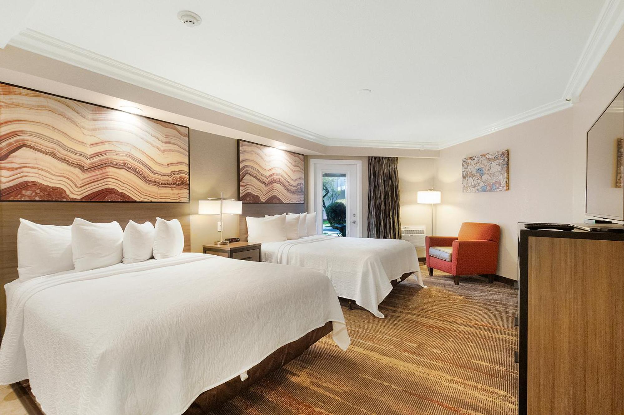 Queen Room with Two Queen Beds - Balcony - Non Smoking - Photo 9