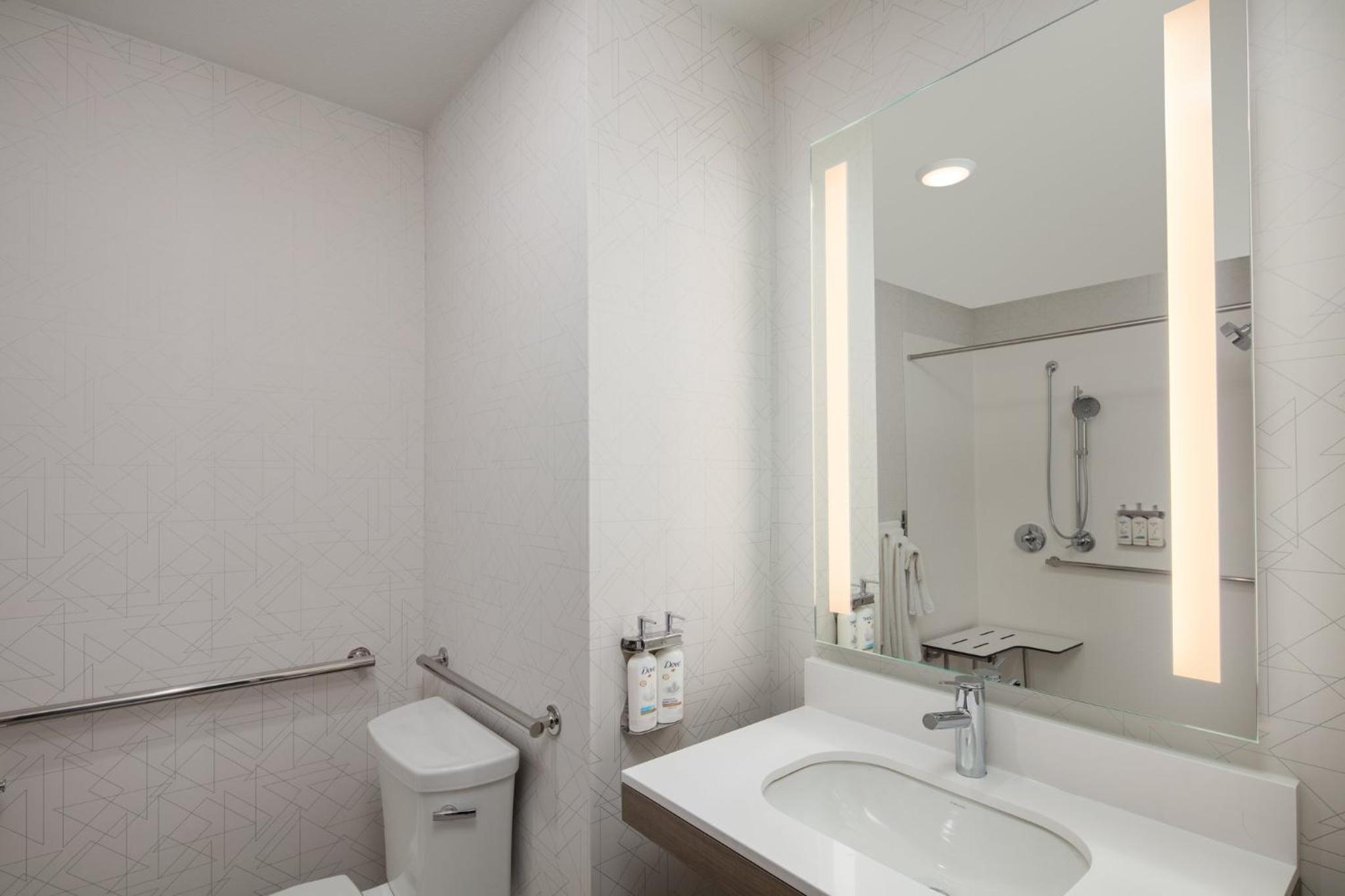 King Room with Hearing Accessible Roll In Shower - Non-Smoking - Photo 4