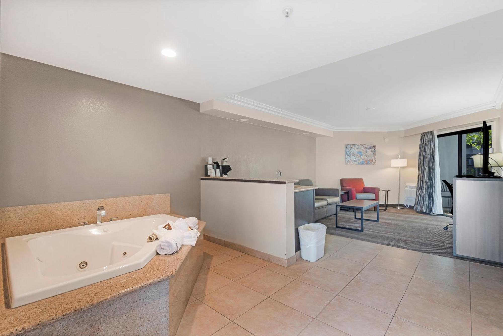 King Suite with Spa Bath - Non-Smoking - Photo 8