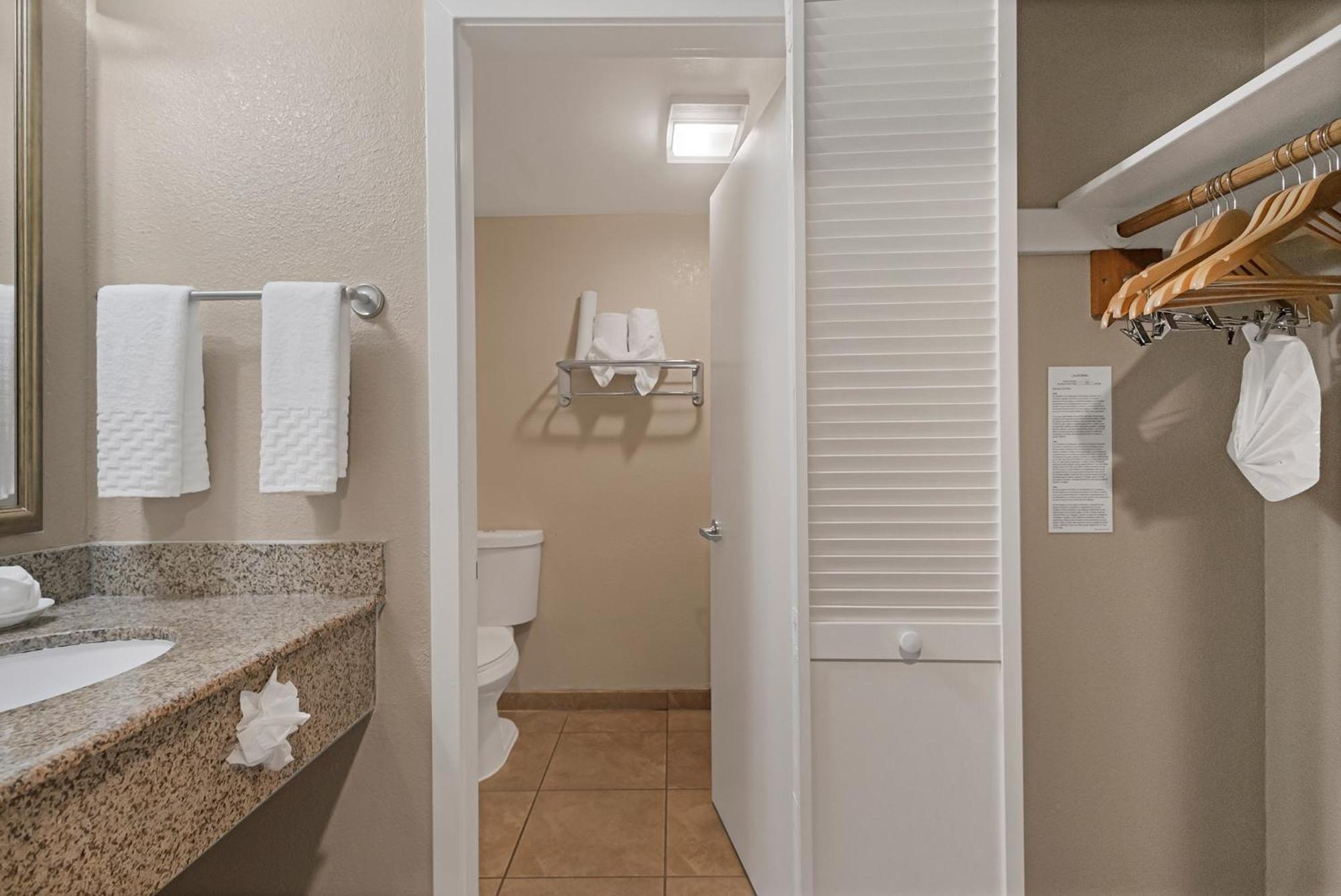 King Suite with Spa Bath - Non-Smoking - Photo 12