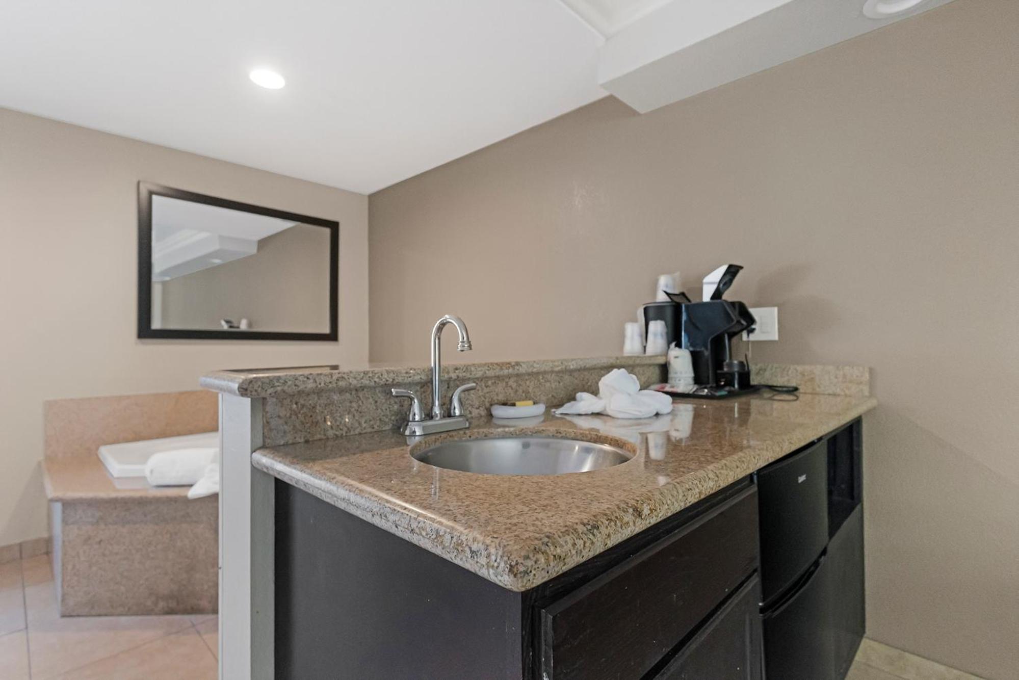 King Suite with Spa Bath - Non-Smoking - Photo 11
