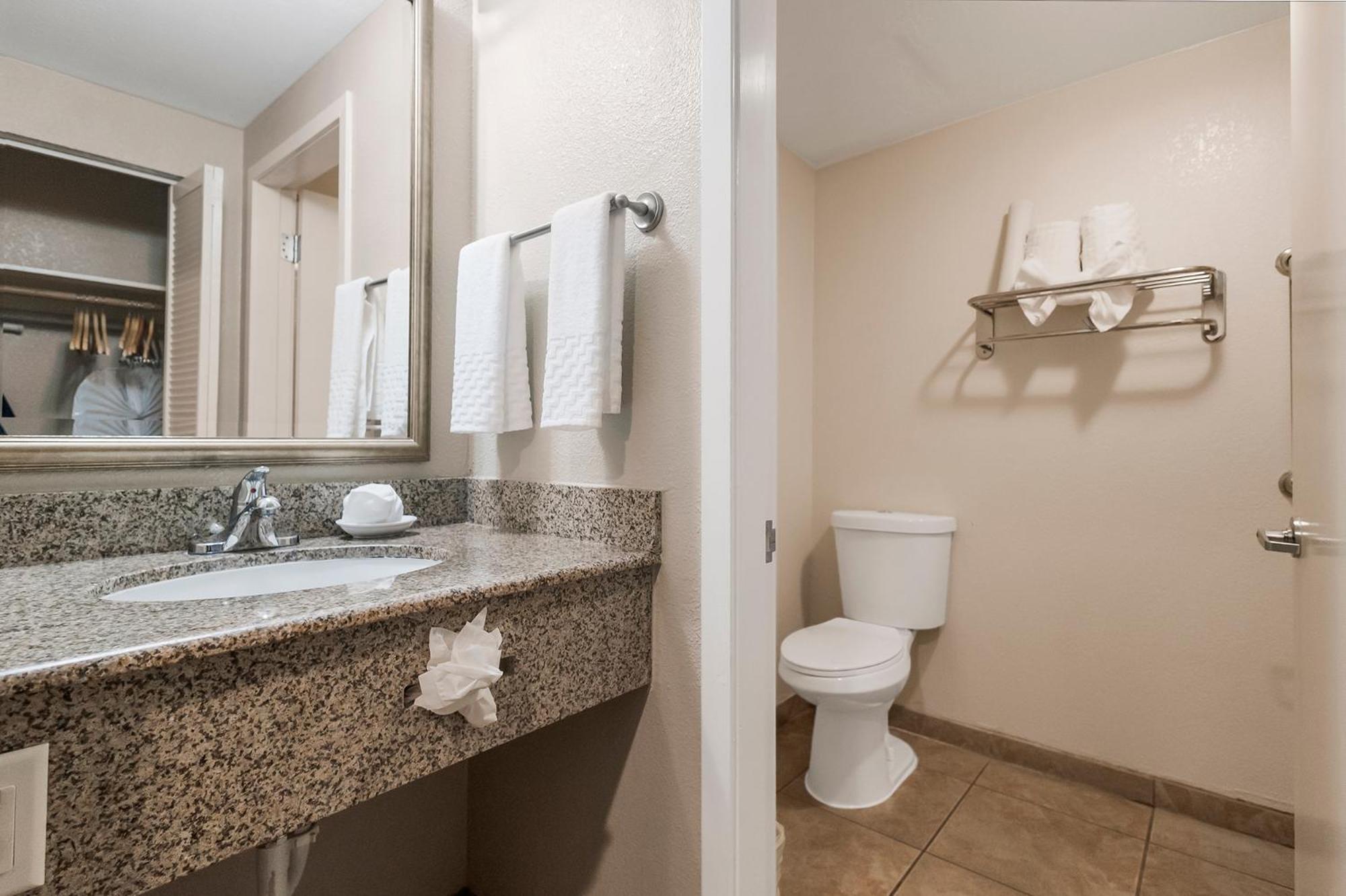 King Suite with Spa Bath - Non-Smoking - Photo 9