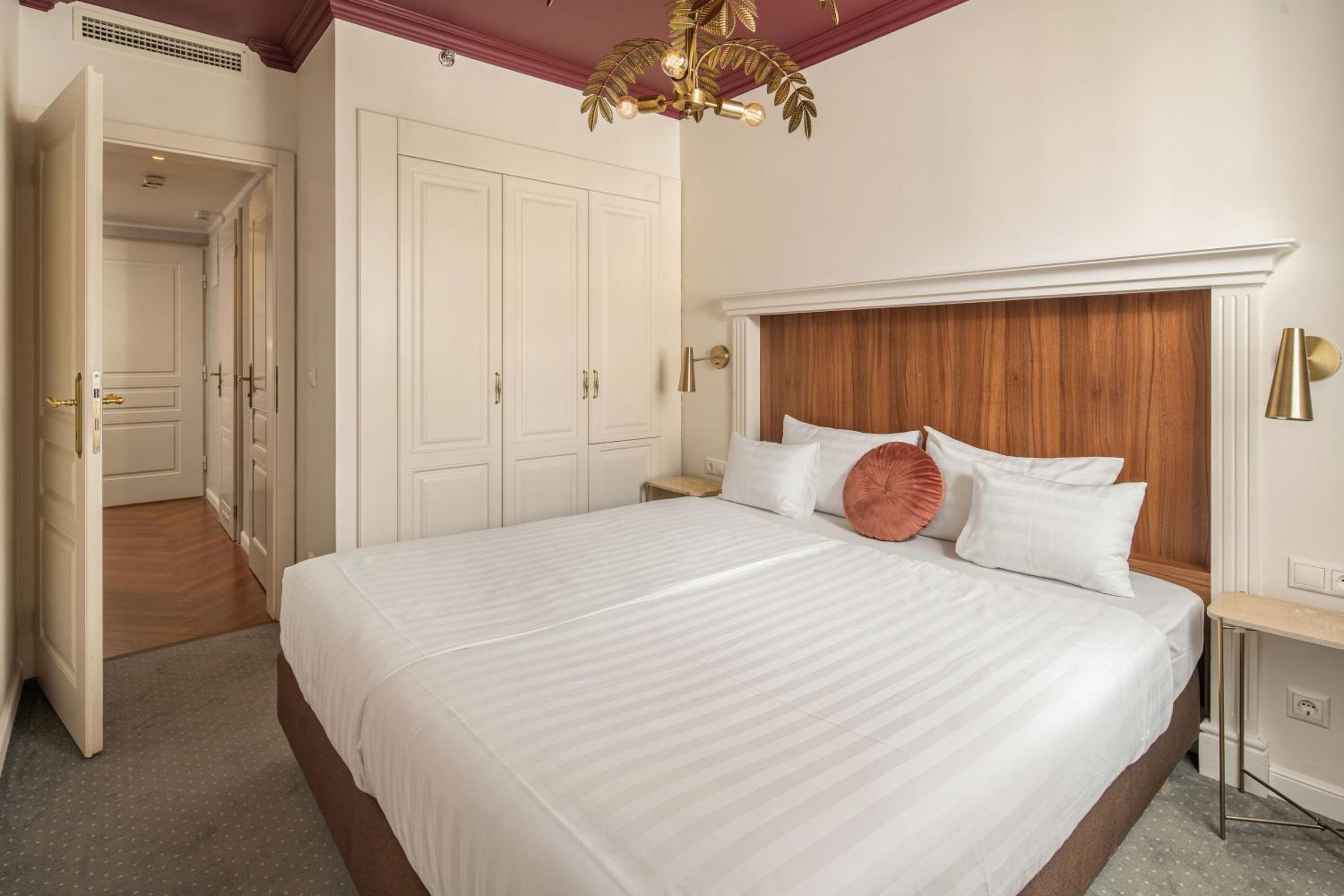 Superior King Suite - Photo 11