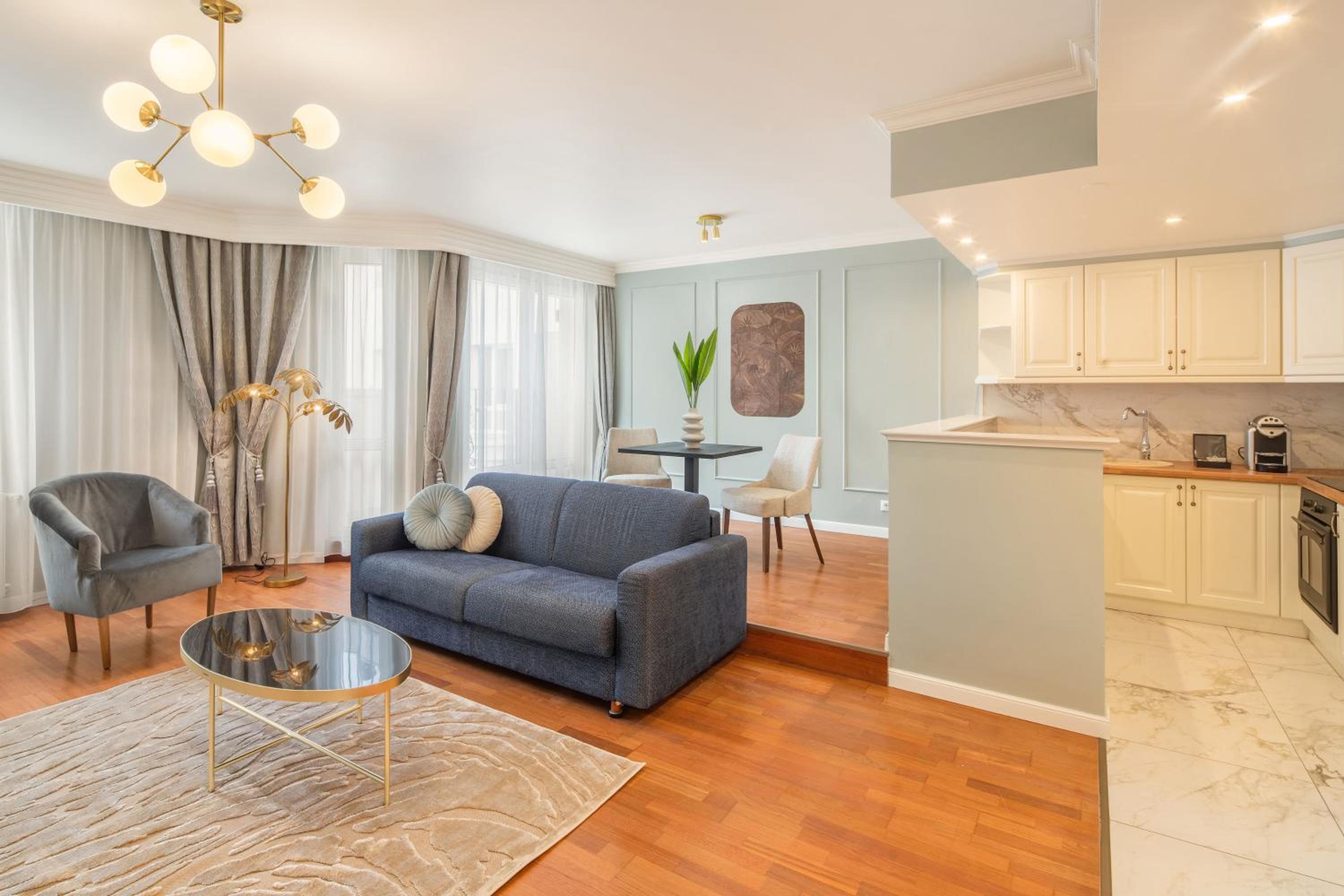 Deluxe King Suite - Photo 2