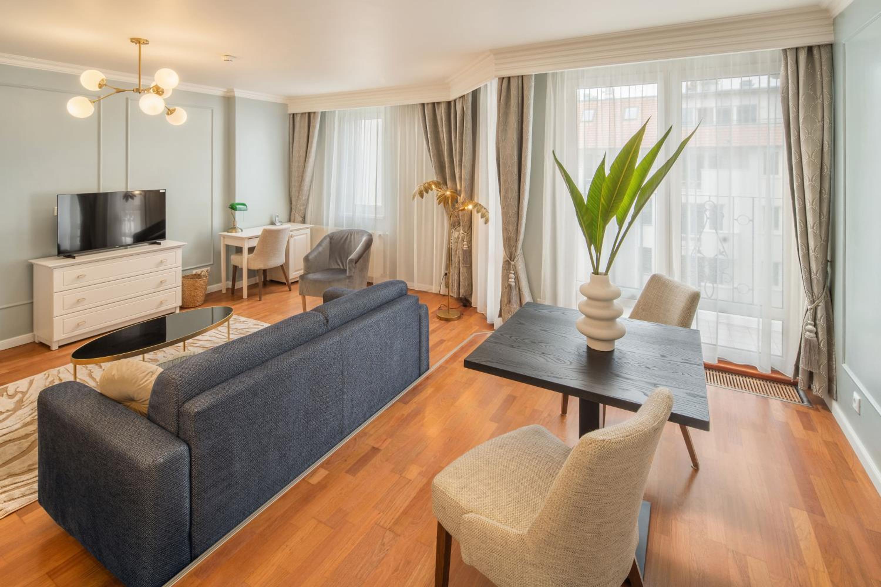 Deluxe King Suite - Photo 11