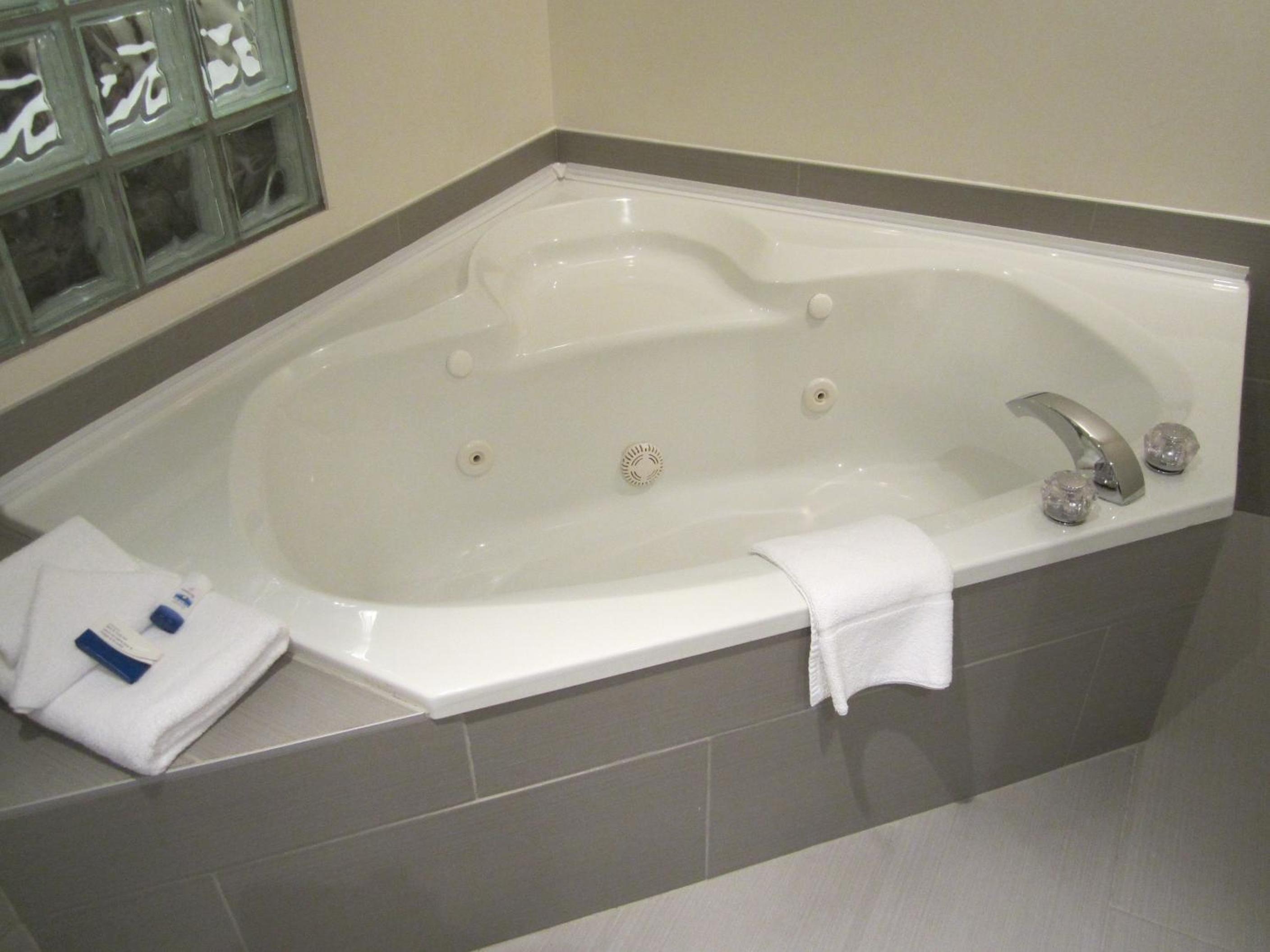 Queen Room with Spa Bath photo 2