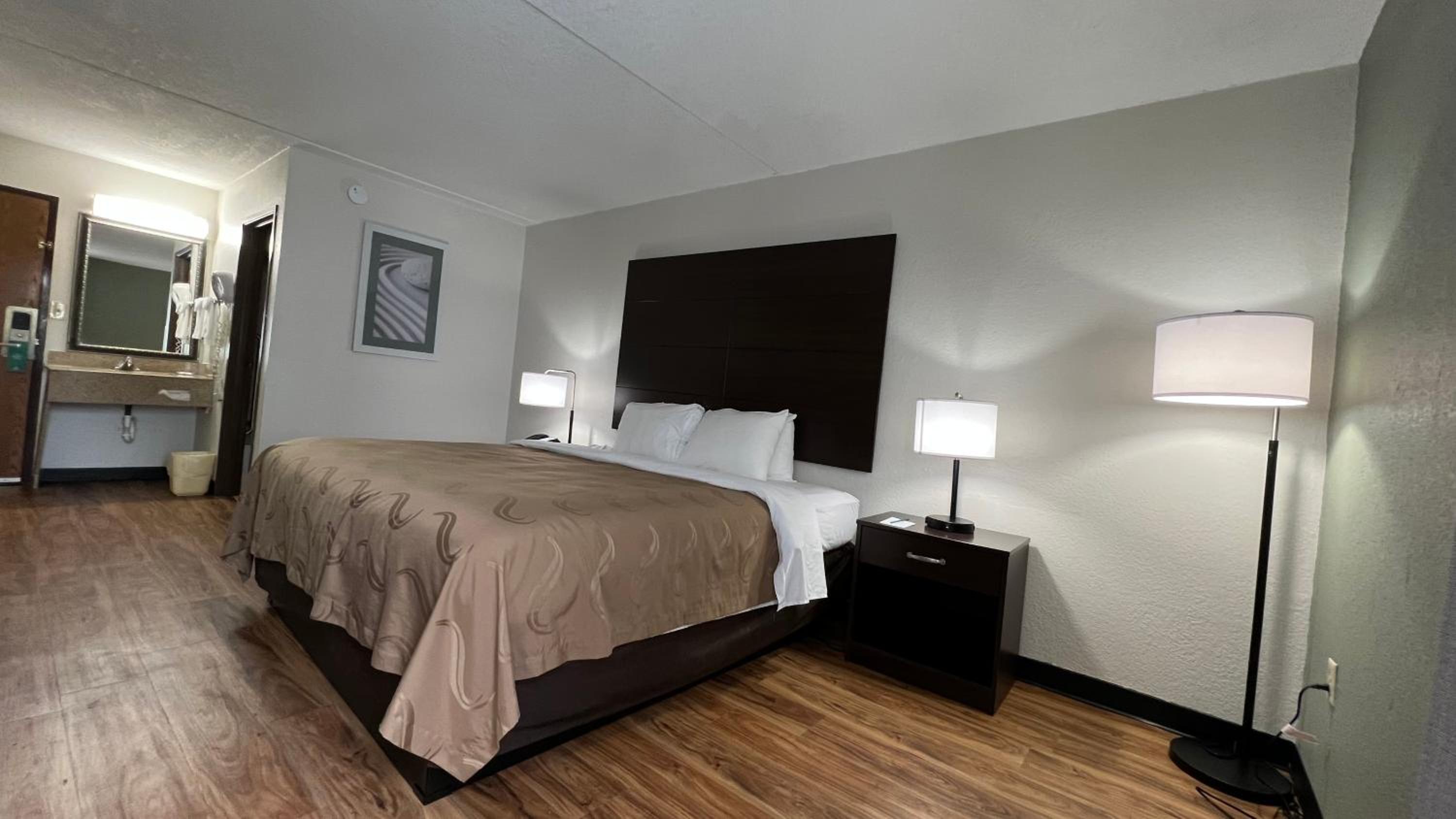 Standard King Room - Non-Smoking  - Photo 7