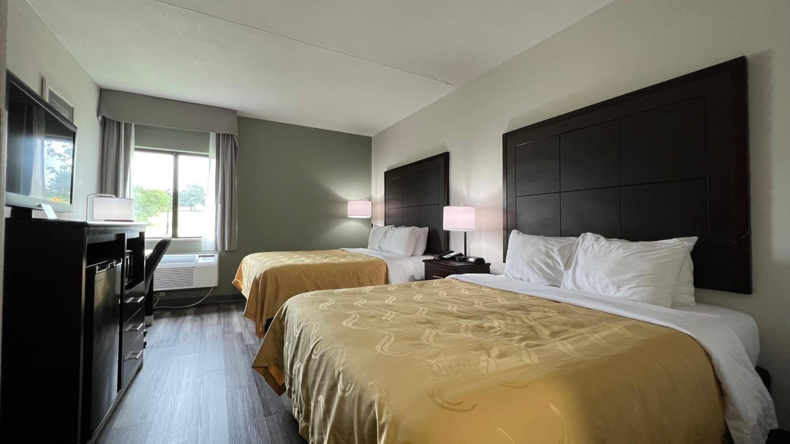 Standard Queen Room with Two Queen Beds - Non-Smoking - Photo 3