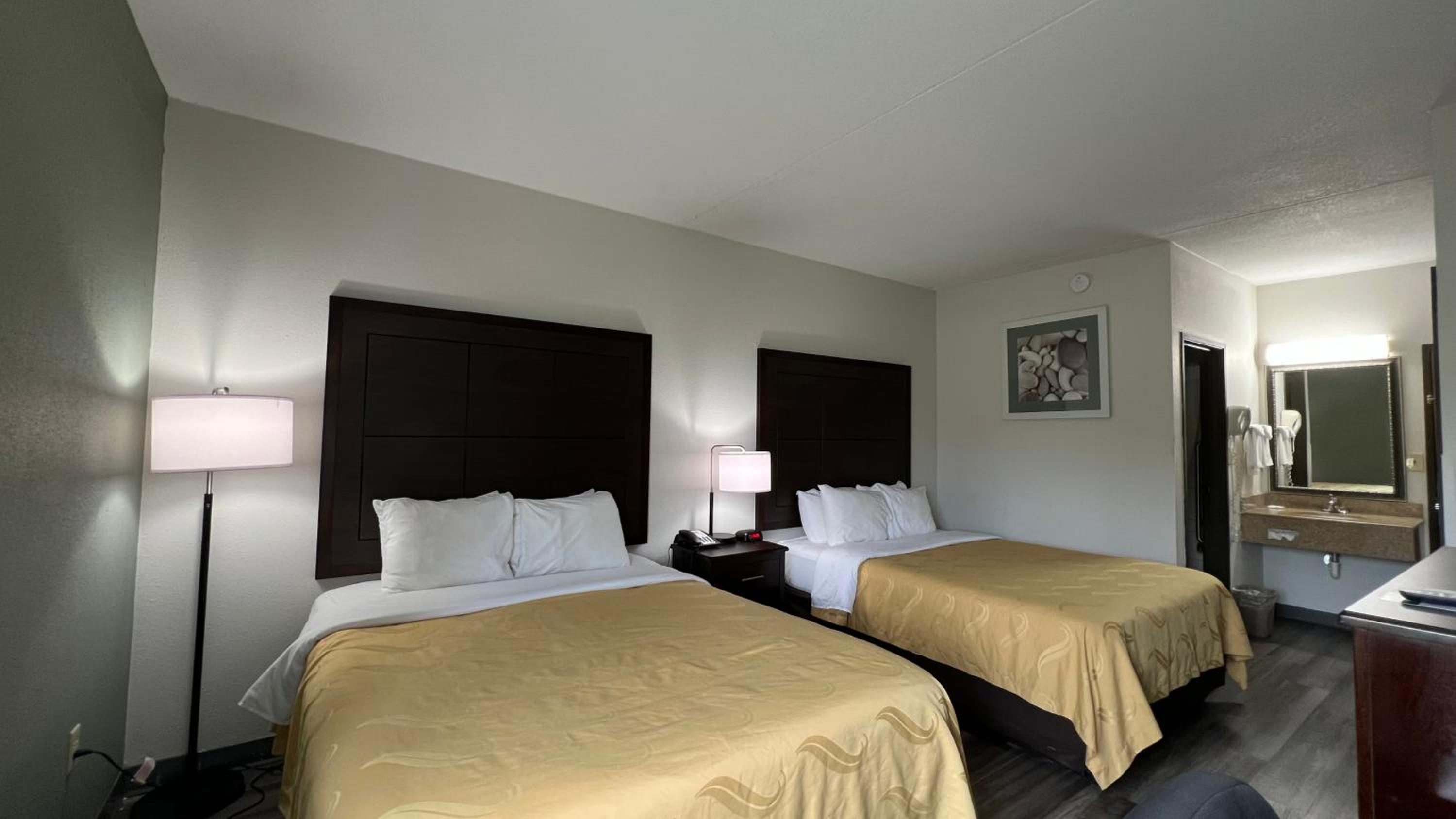 Standard Queen Room with Two Queen Beds - Non-Smoking - Photo 7