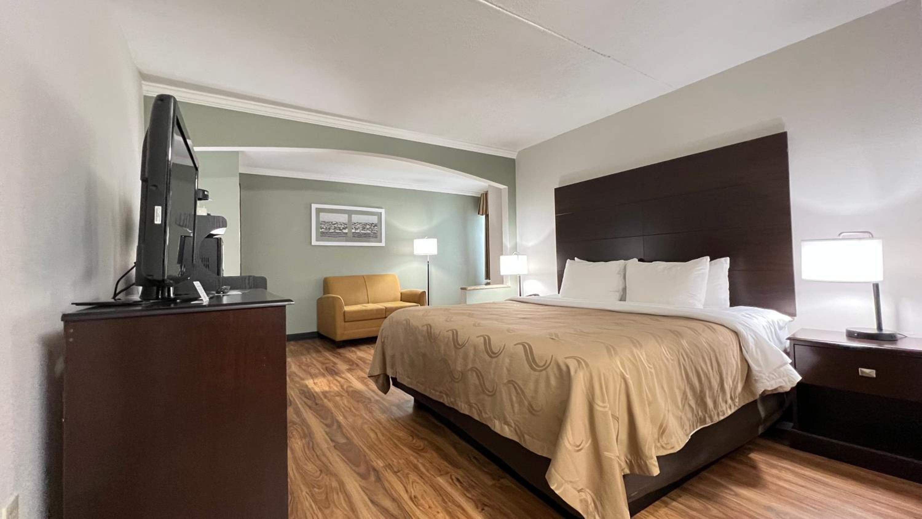 King Room - Non-Smoking - Photo 5