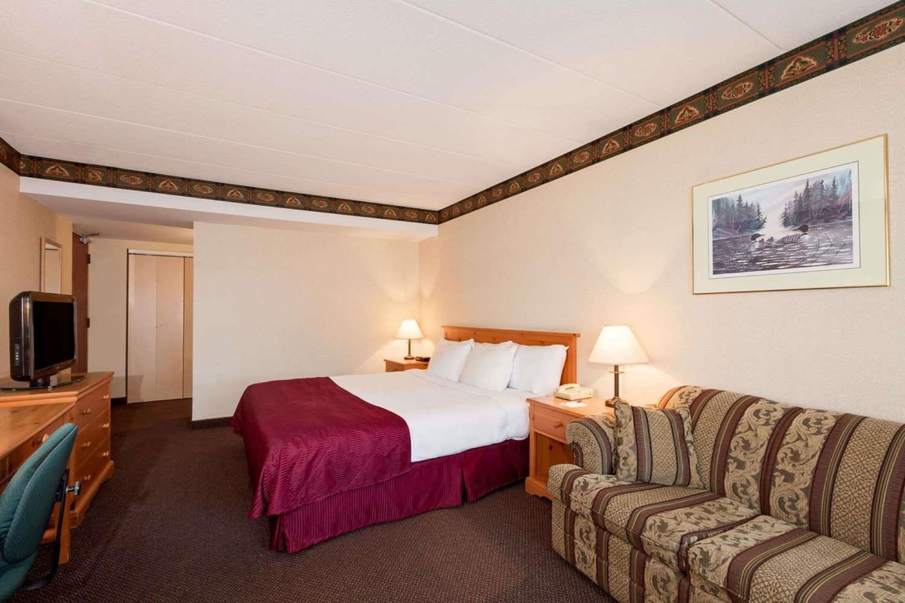 1 King Bed, Upper Level, Non-Smoking - Photo 1