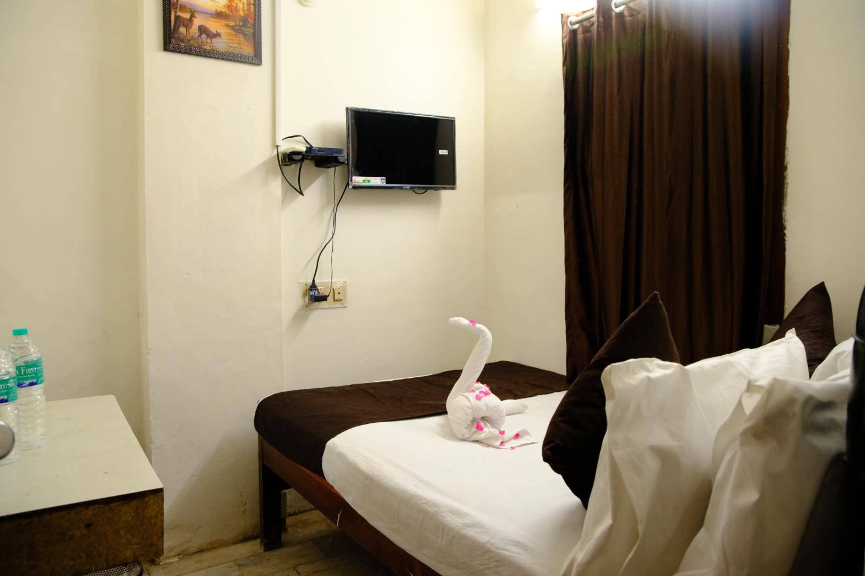Standard Double Room with Fan - Photo 1