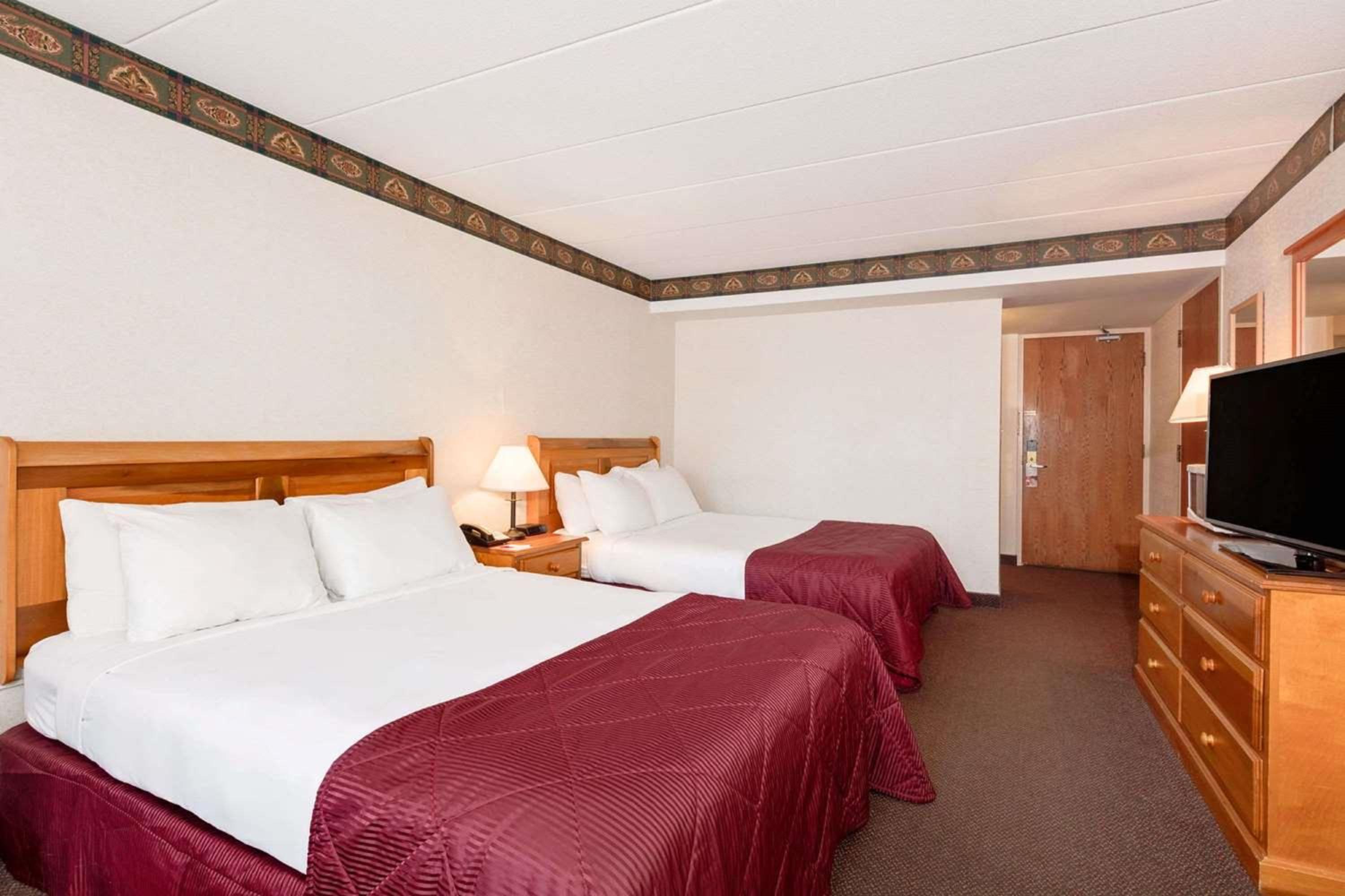 2 Queen Bed, Lower Level, Non-Smoking - Photo 3