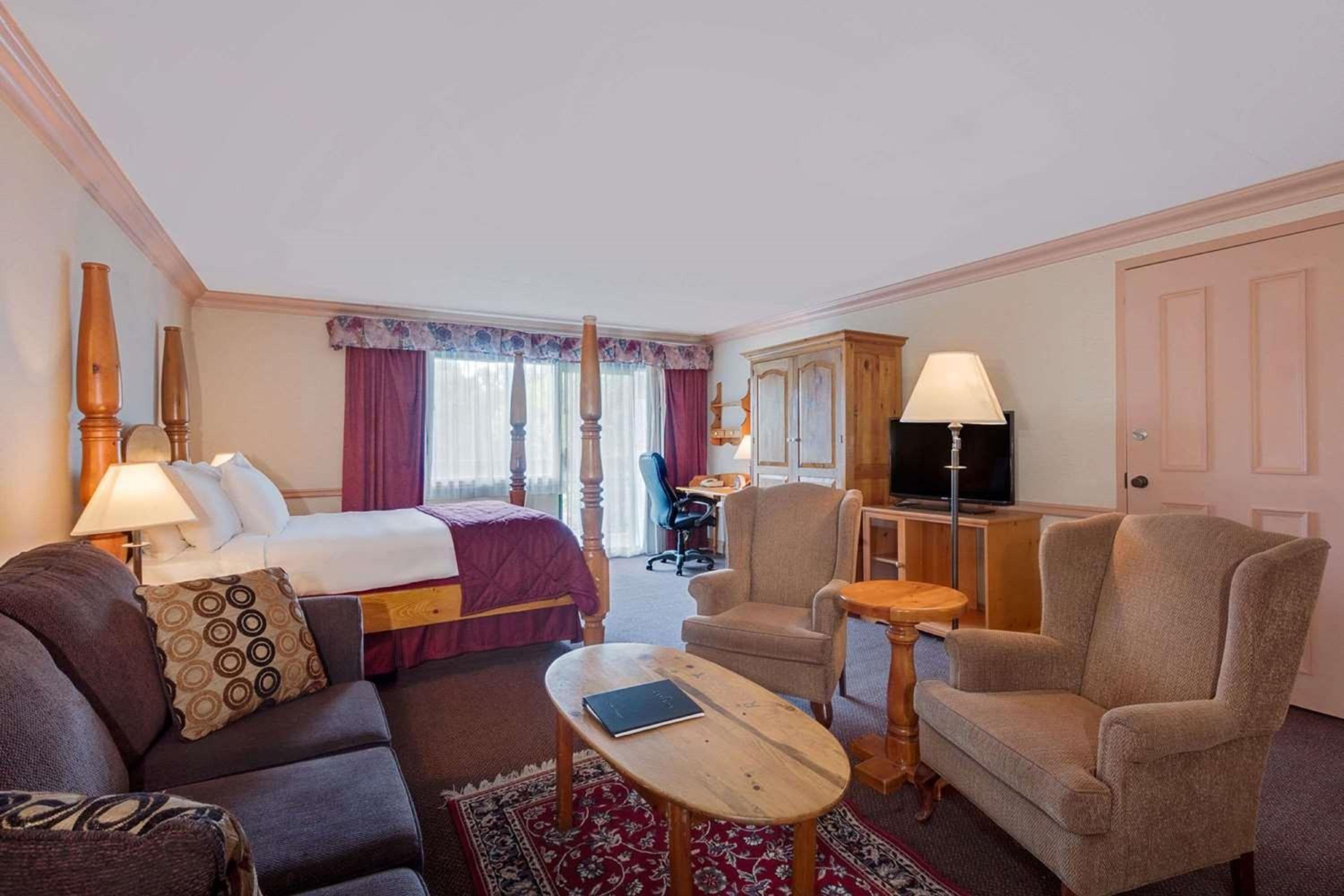Queen Suite with Jetted Tub - Non-Smoking photo 3