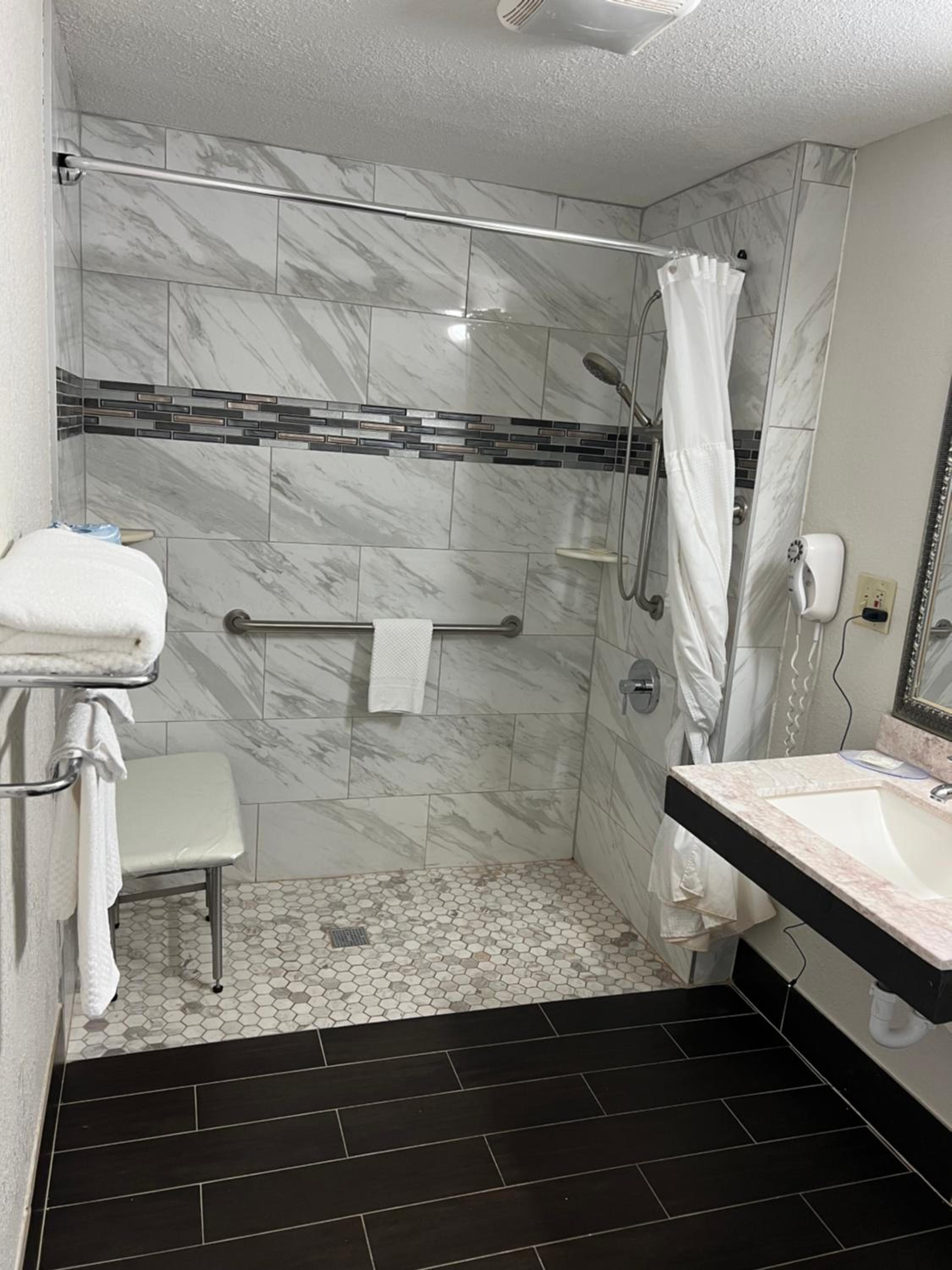 King Room - Accessible/Non-Smoking - Photo 4