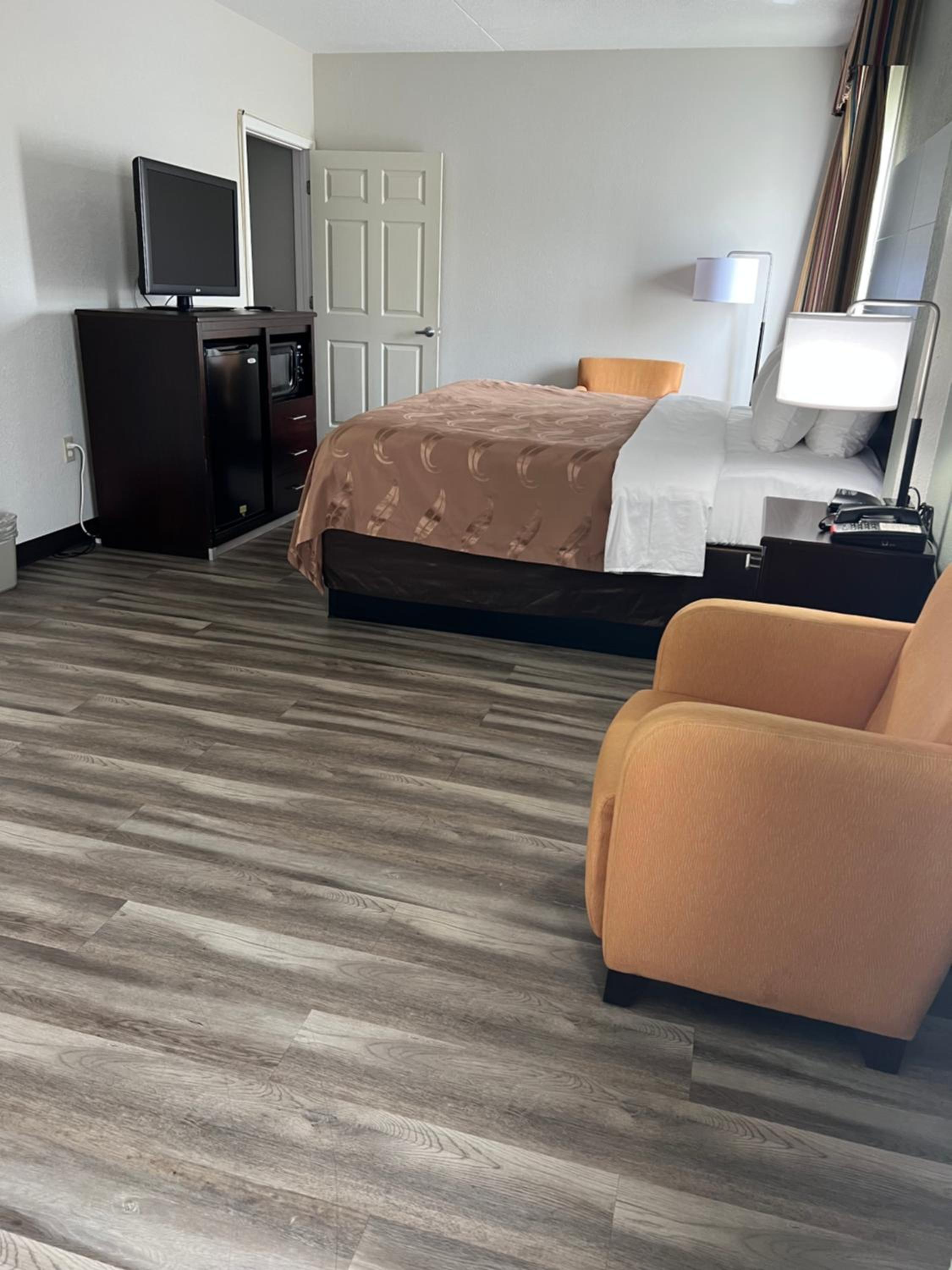 King Room - Accessible/Non-Smoking - Photo 2
