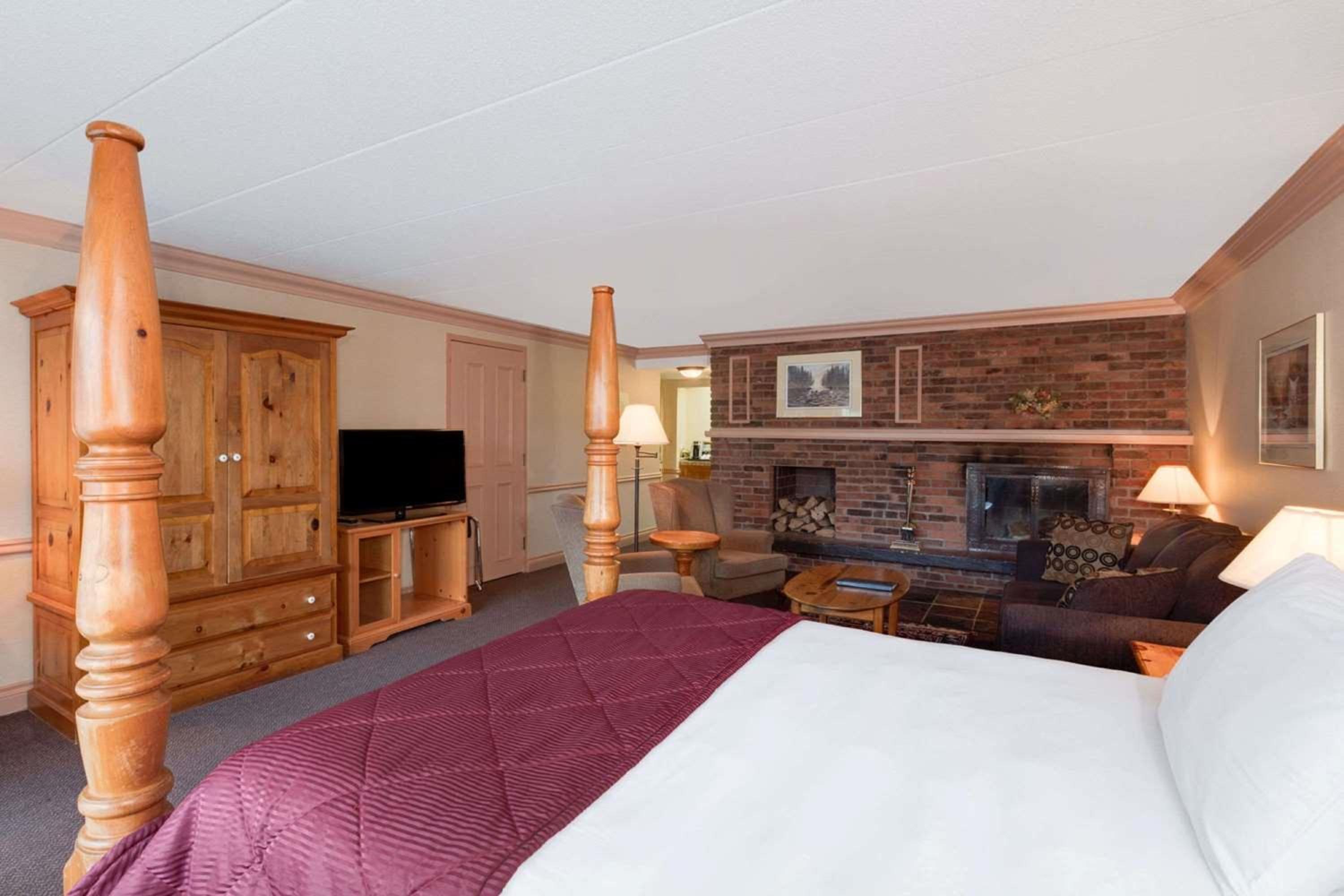 Superior King Suite with Hot Tub - Non-Smoking - Photo 4