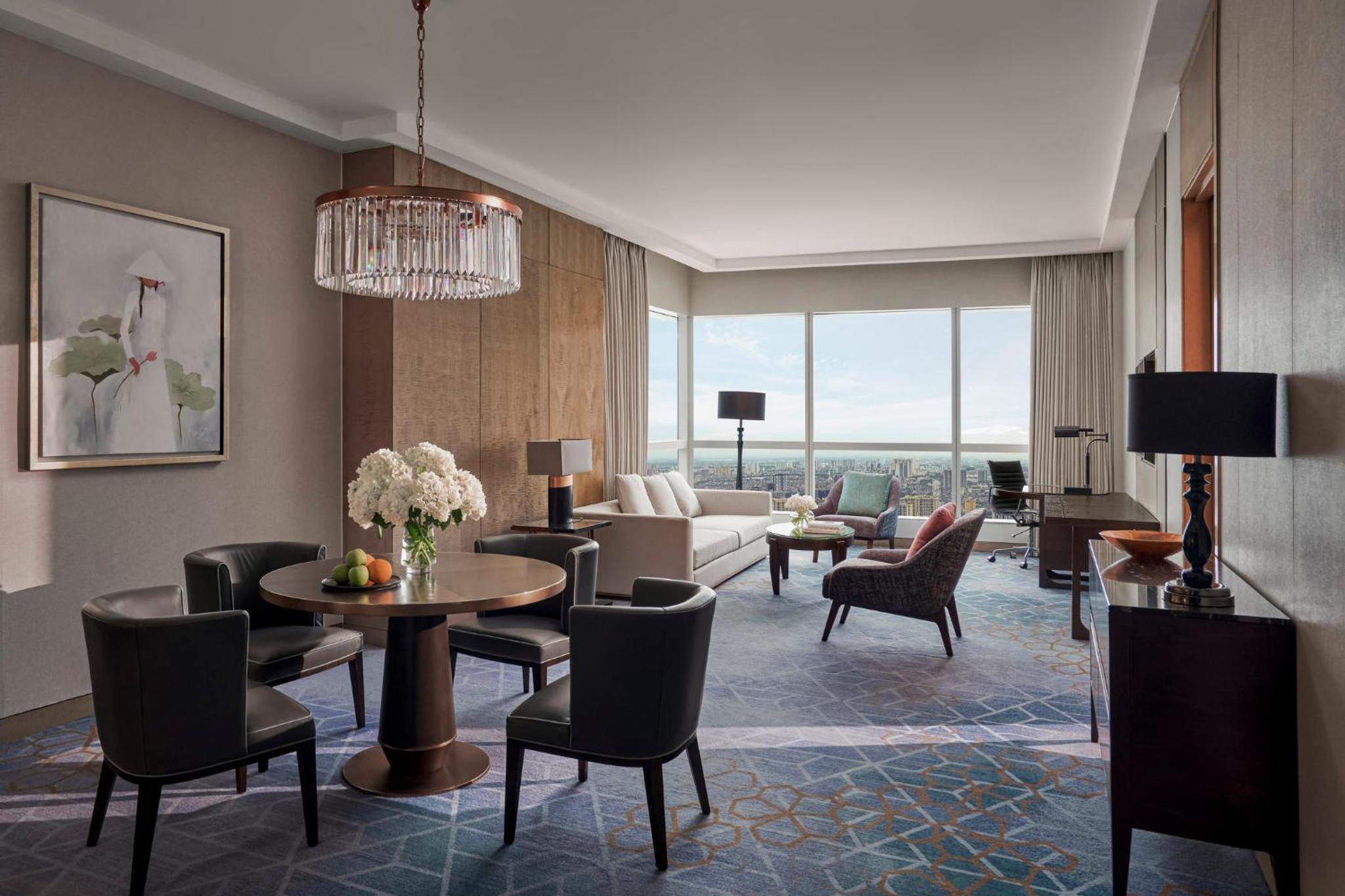 One-Bedroom Suite with Club Lounge Access photo 2