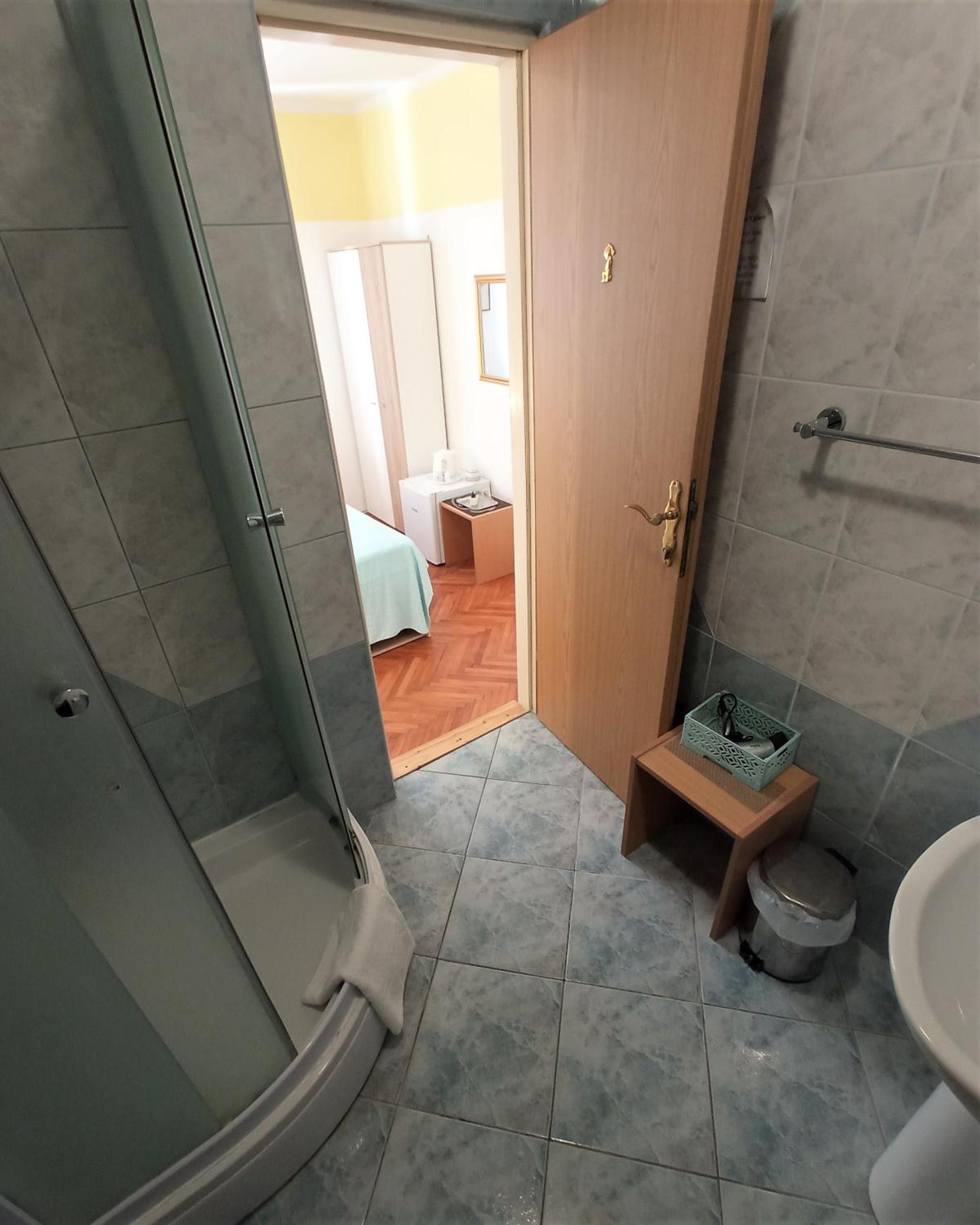 Double Room - Photo 5