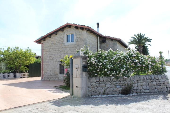 Two-Bedroom House - Photo 2