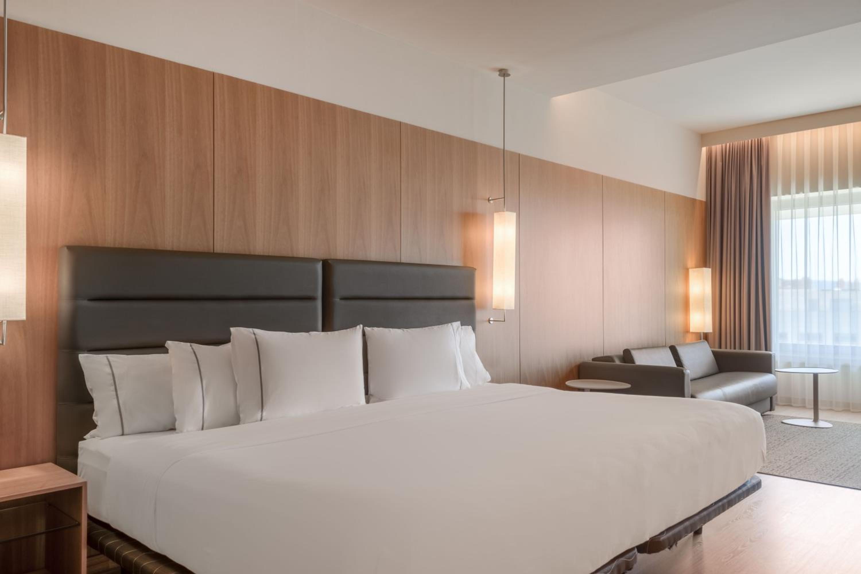 Superior King Room thumbnail 6