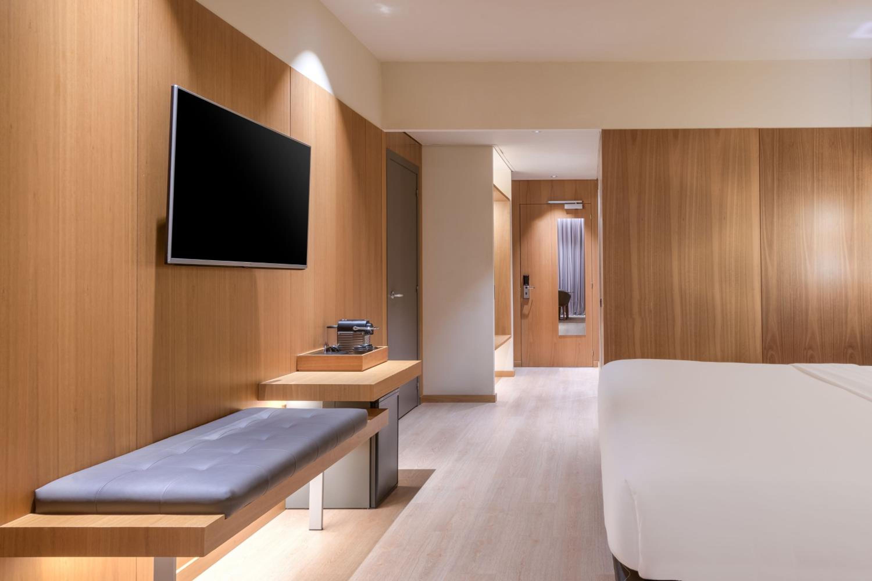 Superior King Room thumbnail 5