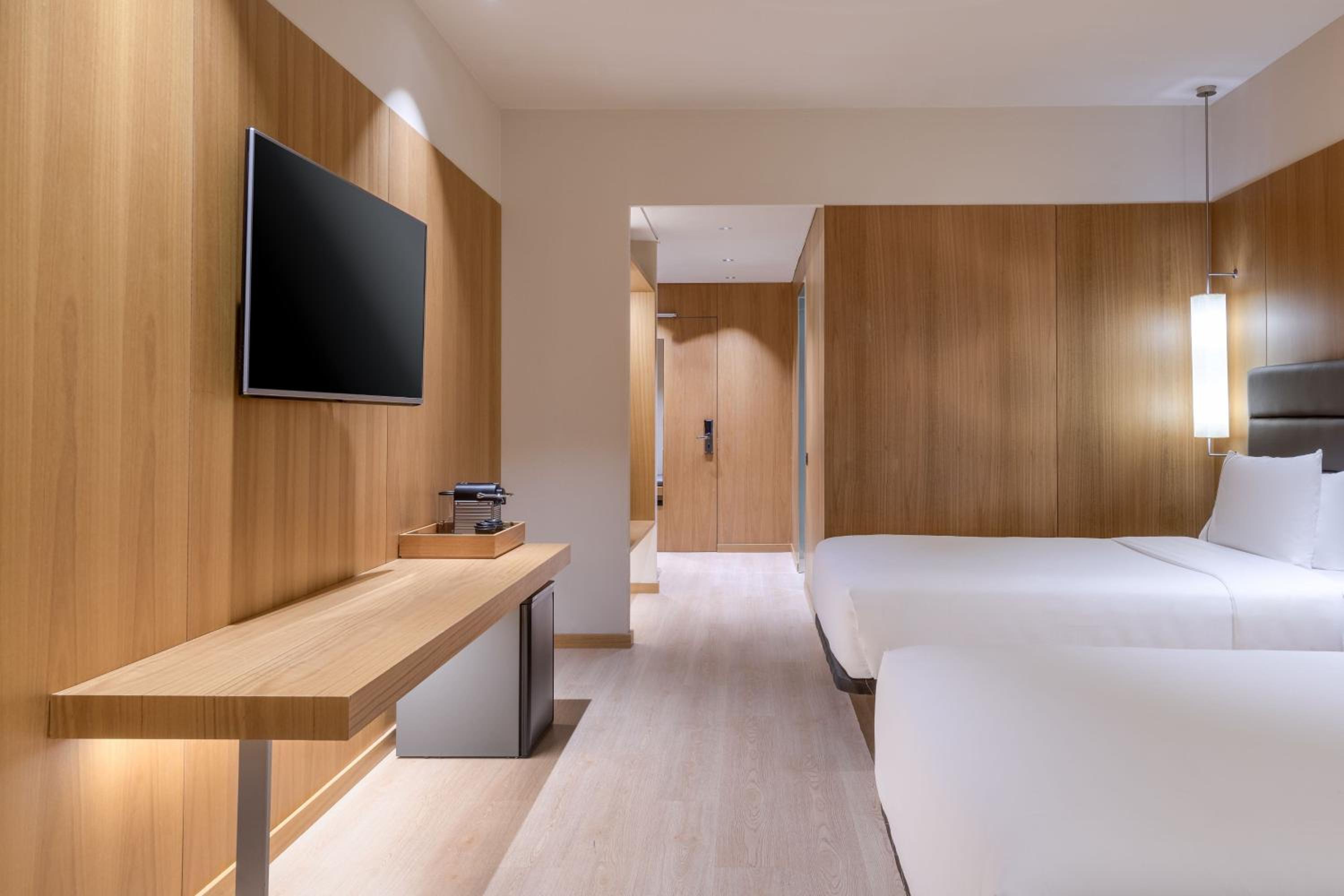 Superior Twin Room thumbnail 6