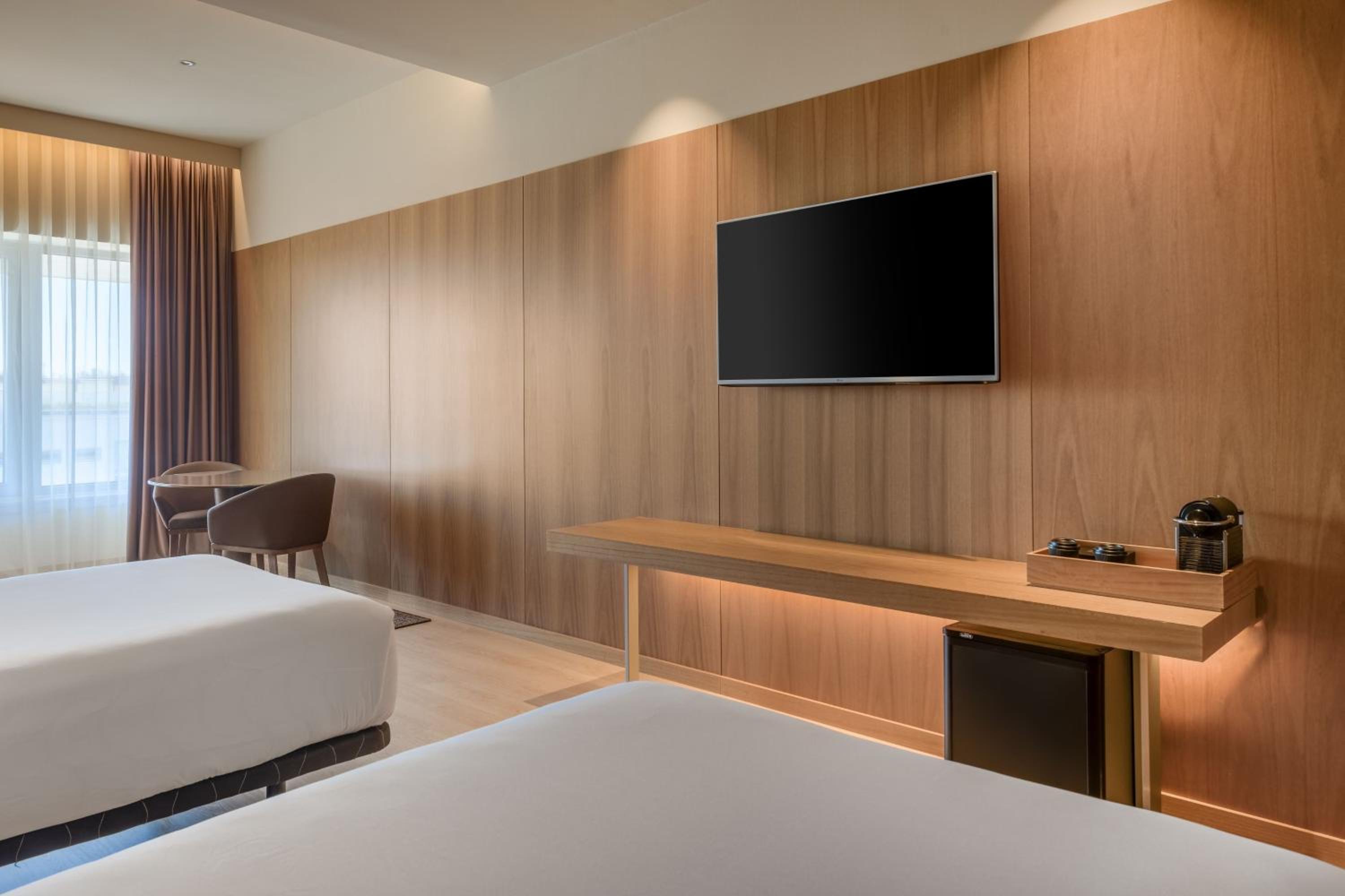 Superior Twin Room thumbnail 5