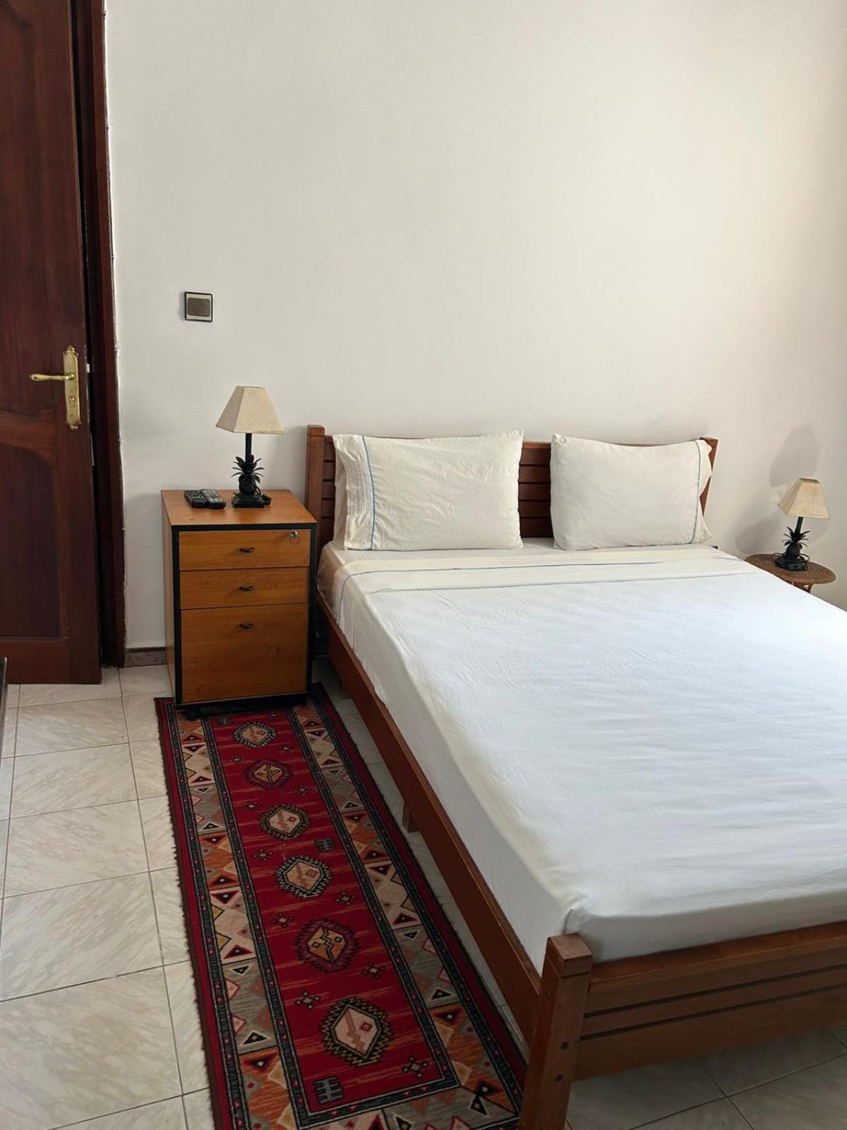 Double Room with Private Bathroom - Photo 2