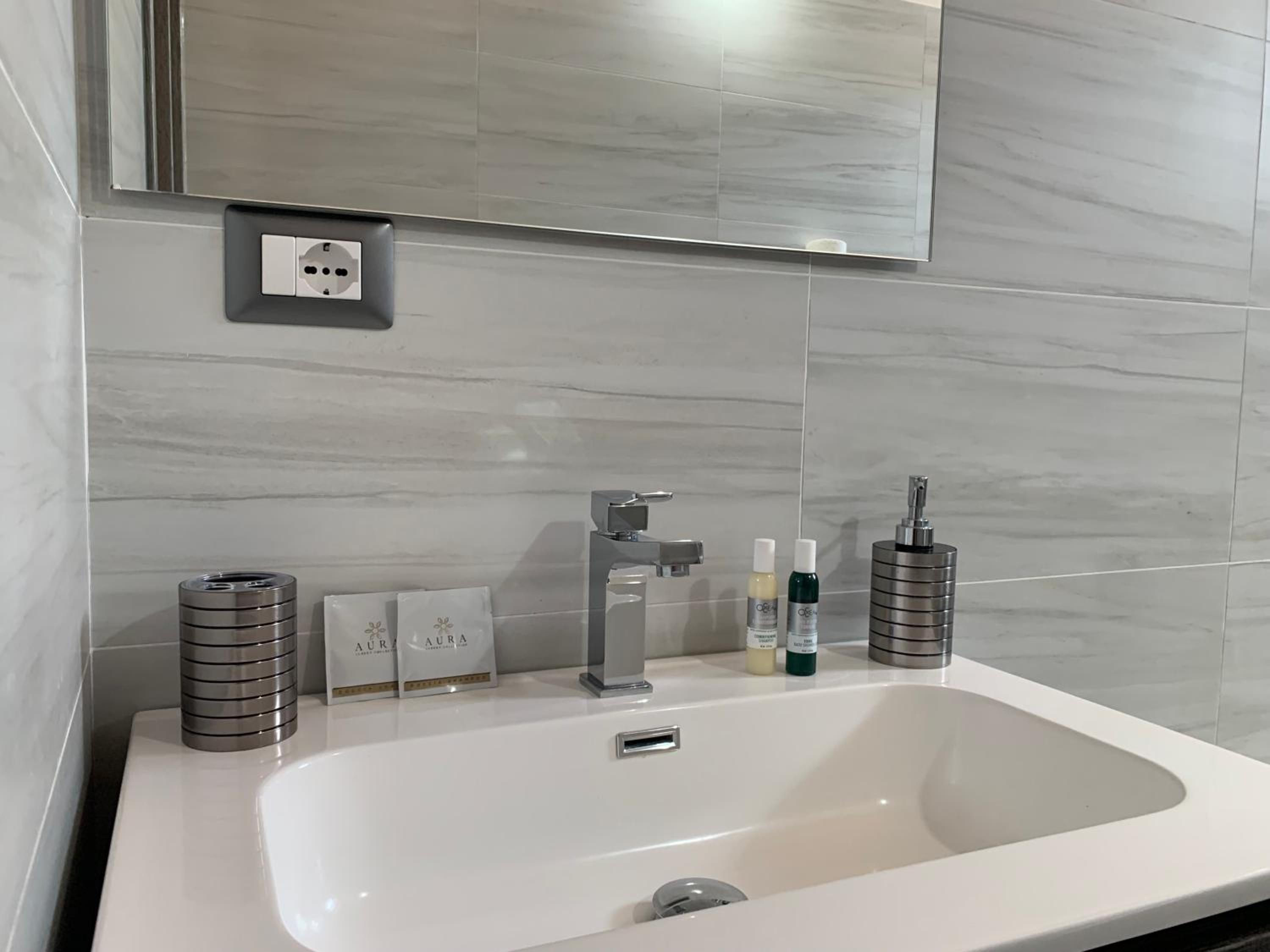 Double Room with Private Bathroom - Photo 16