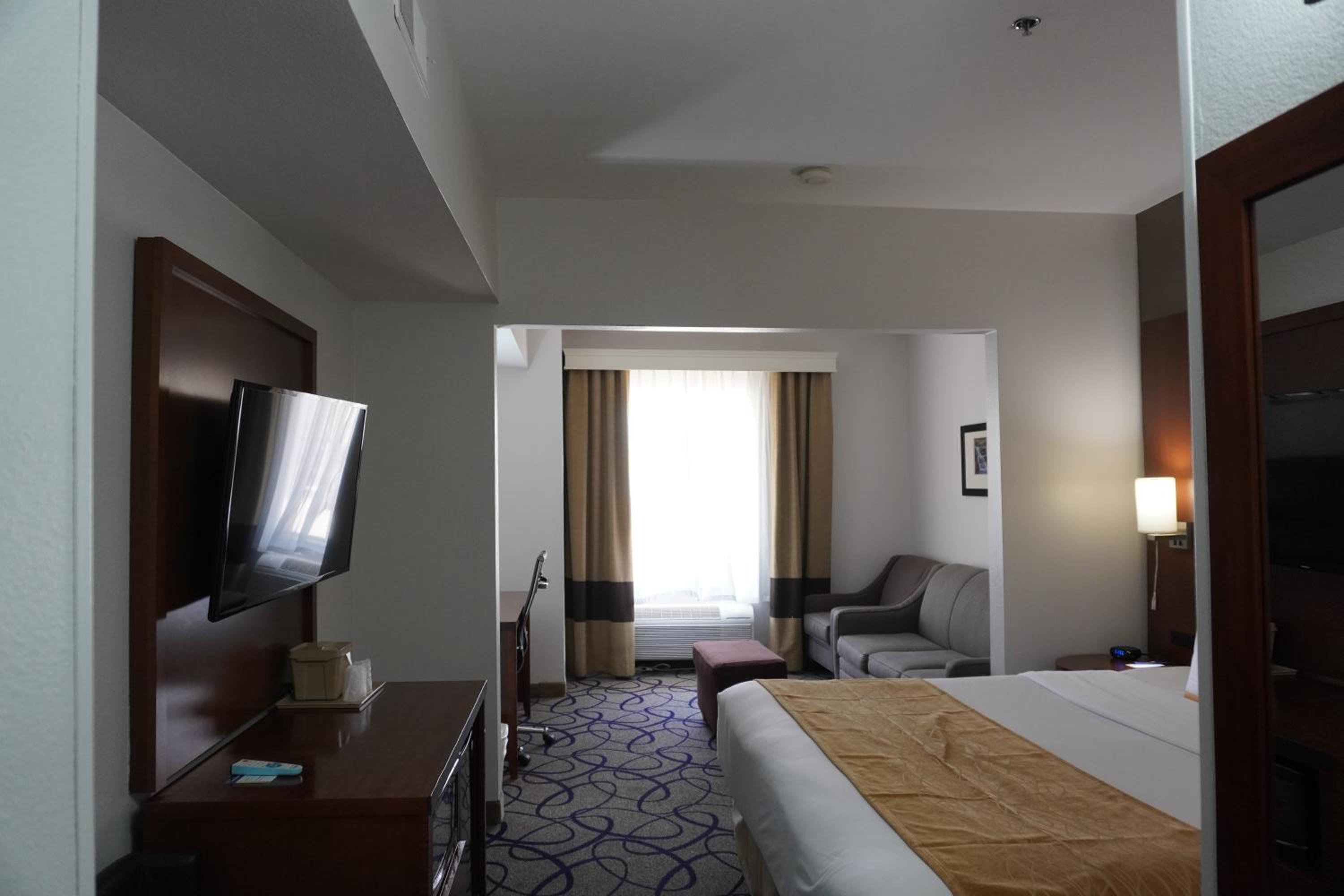 King Suite - Non-Smoking - Photo 4