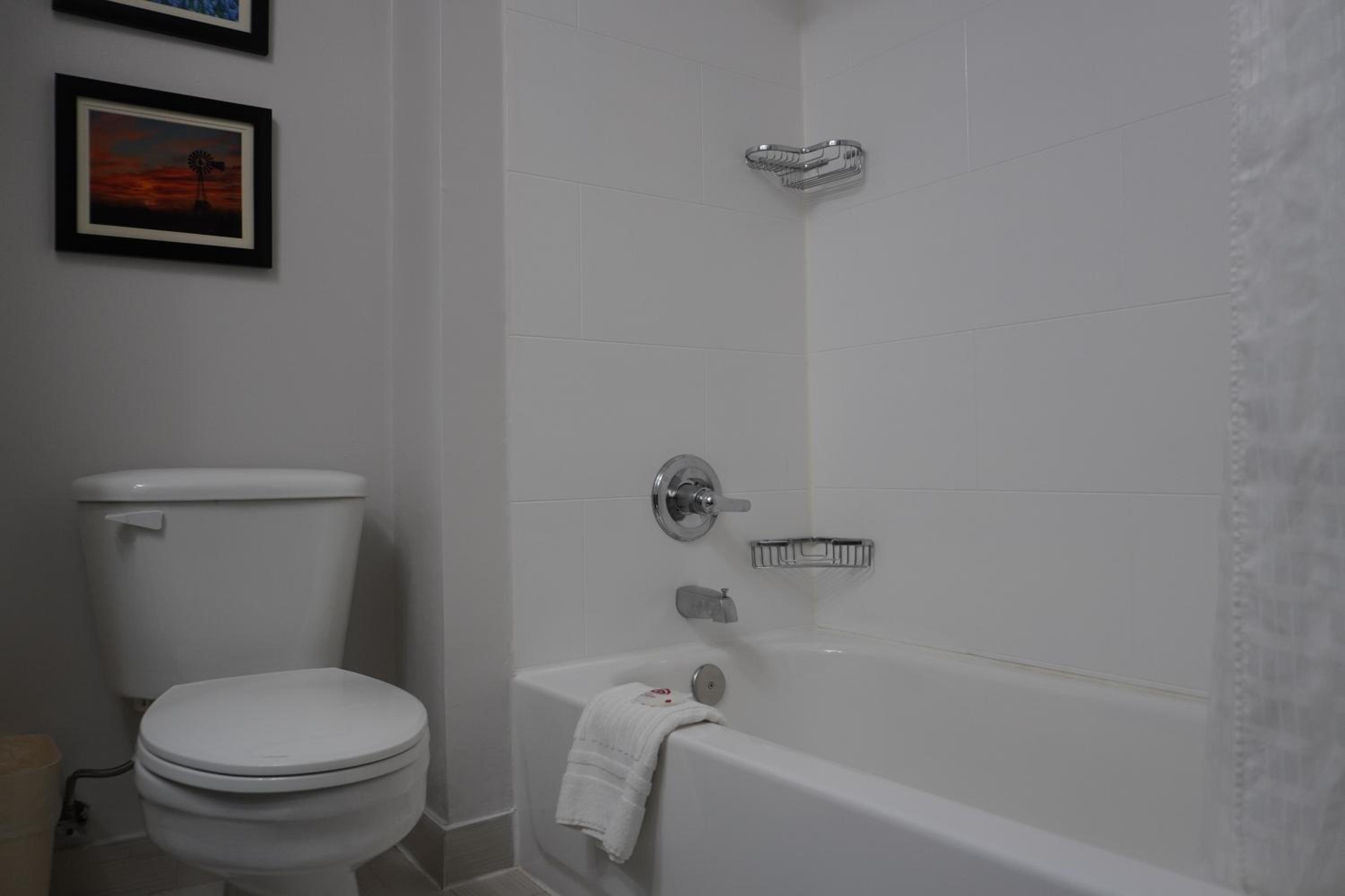 King Suite - Non-Smoking - Photo 7