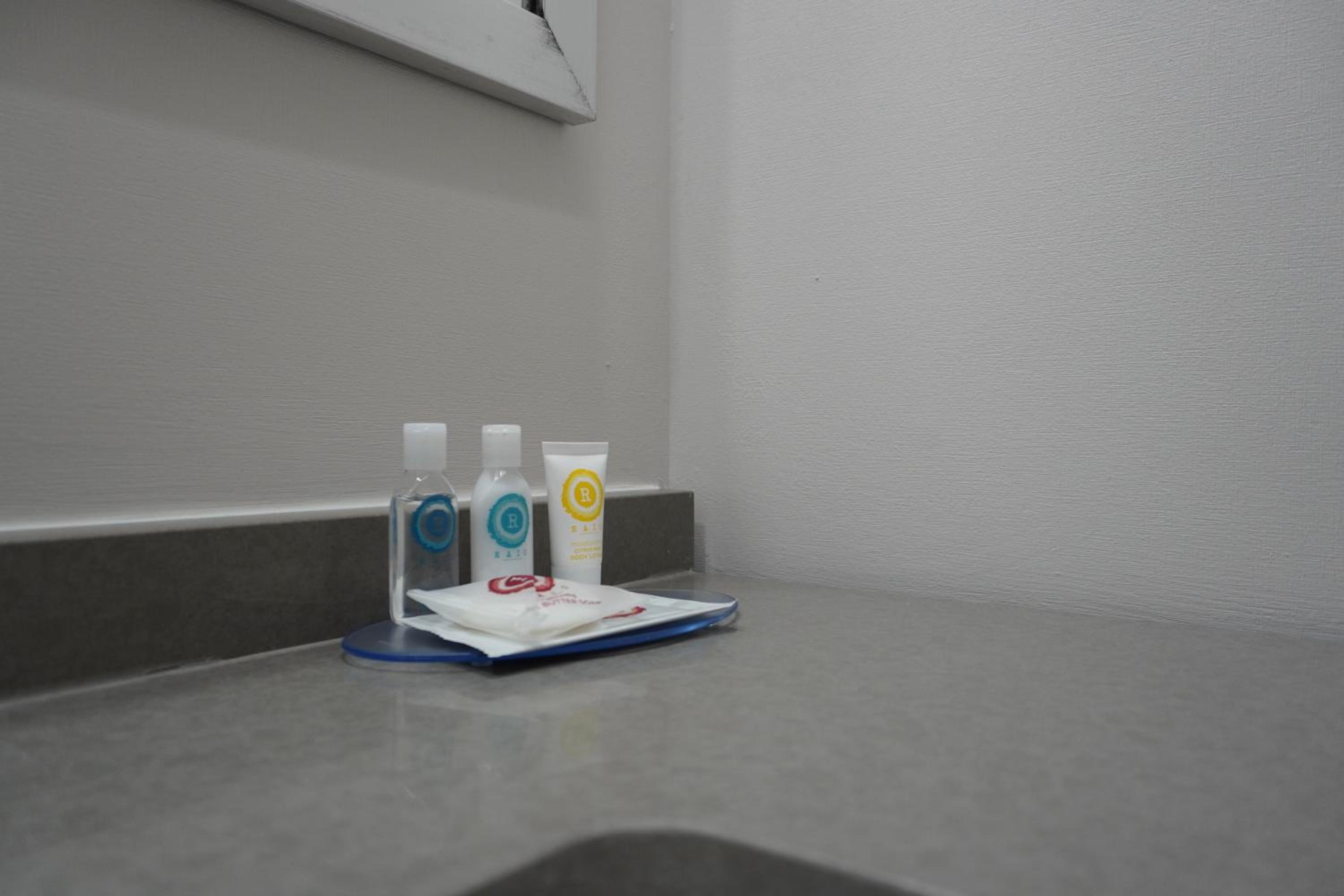 King Suite - Non-Smoking - Photo 8