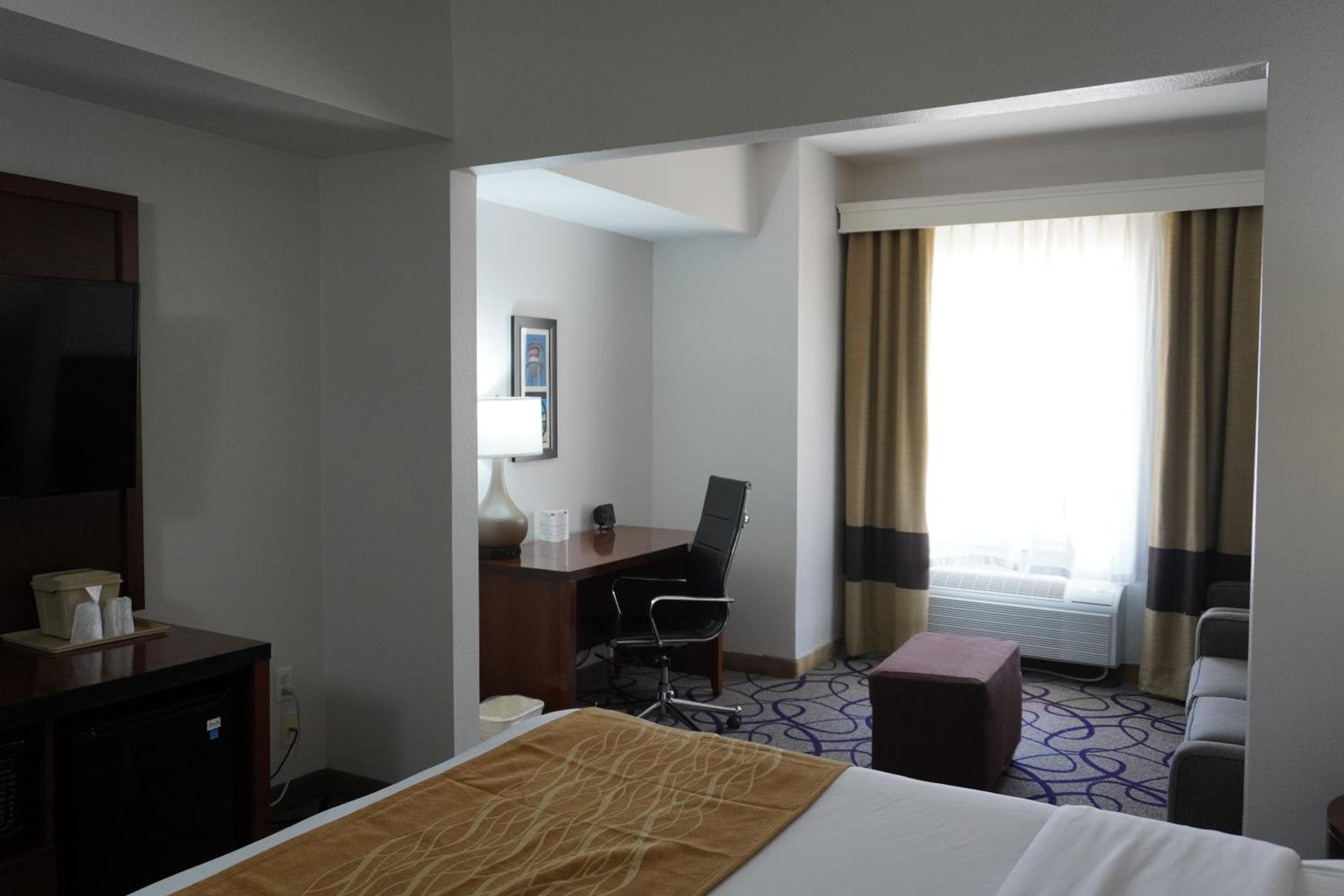 King Suite - Non-Smoking - Photo 9
