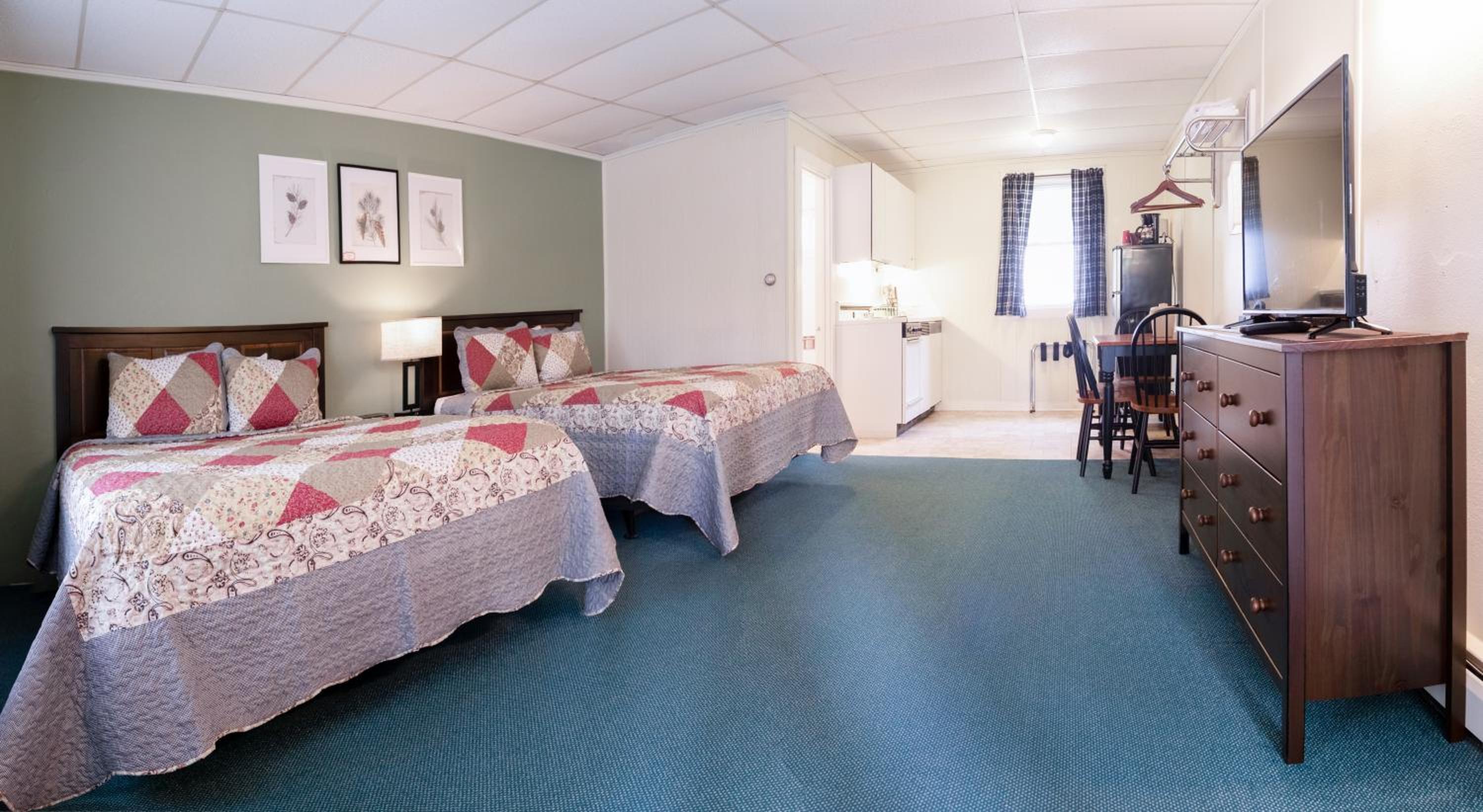 Queen Room with Two Queen Beds - Photo 3