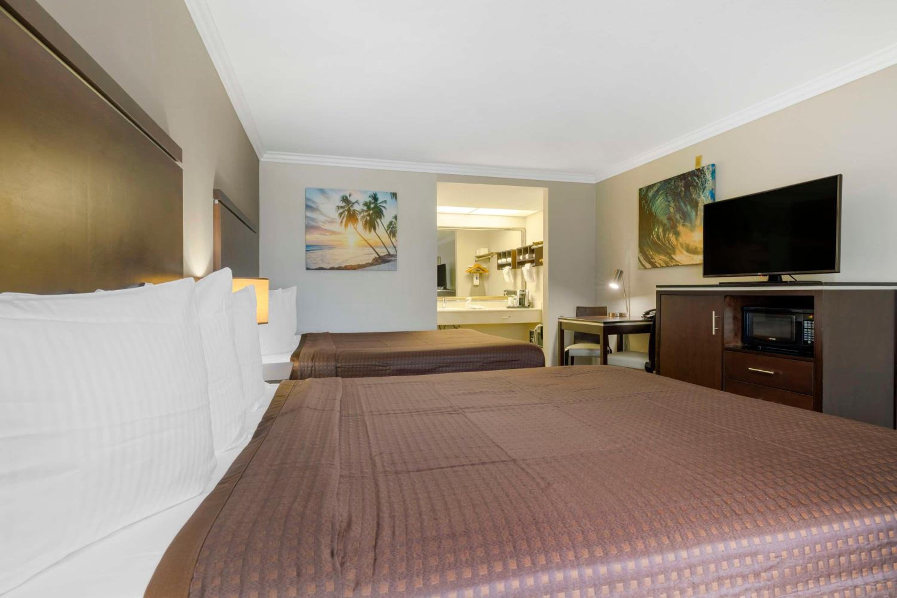 Queen Room with Two Queen Beds - Upstairs/Non-Smoking - Photo 1