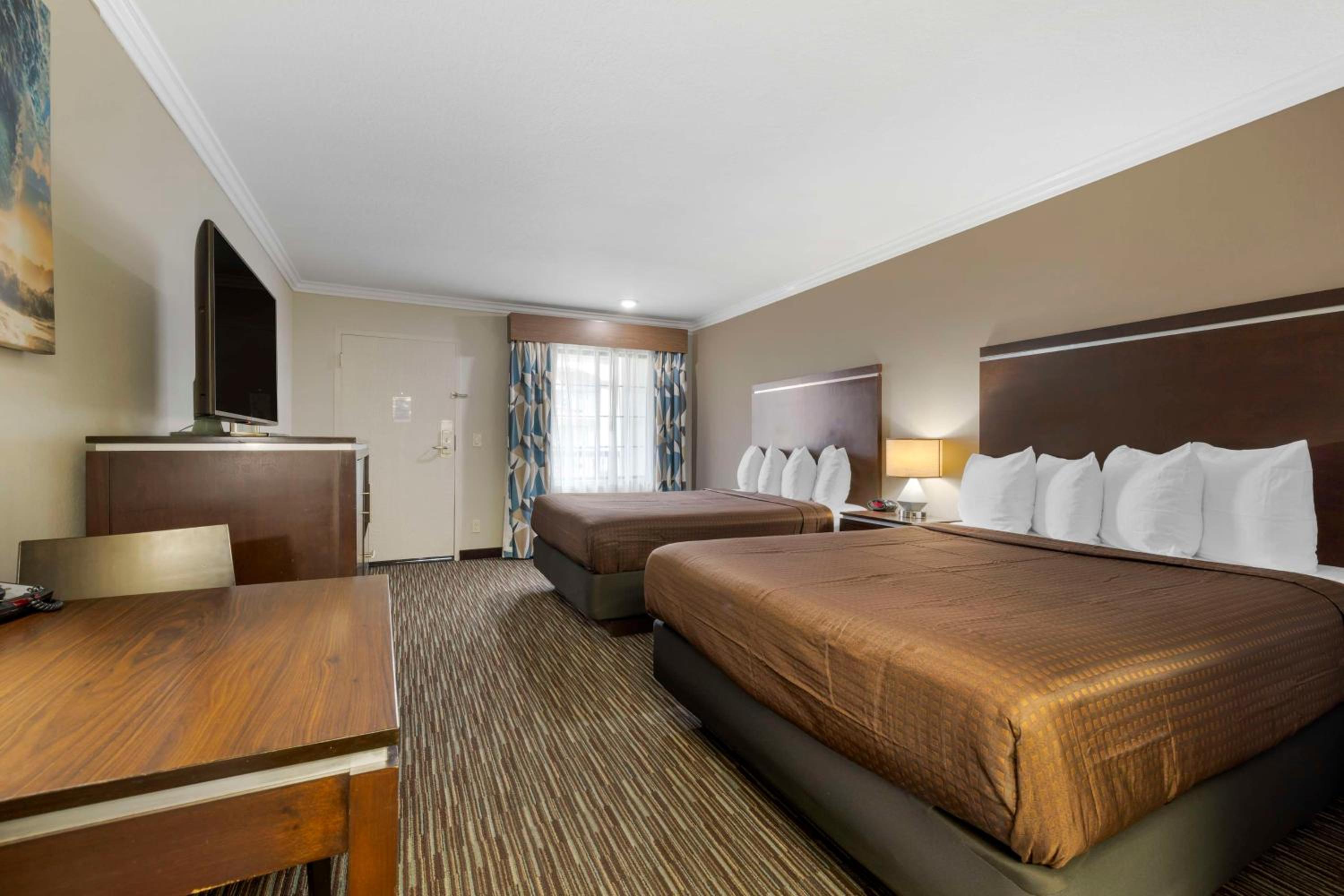 Queen Room with Two Queen Beds - Upstairs/Non-Smoking - Photo 4