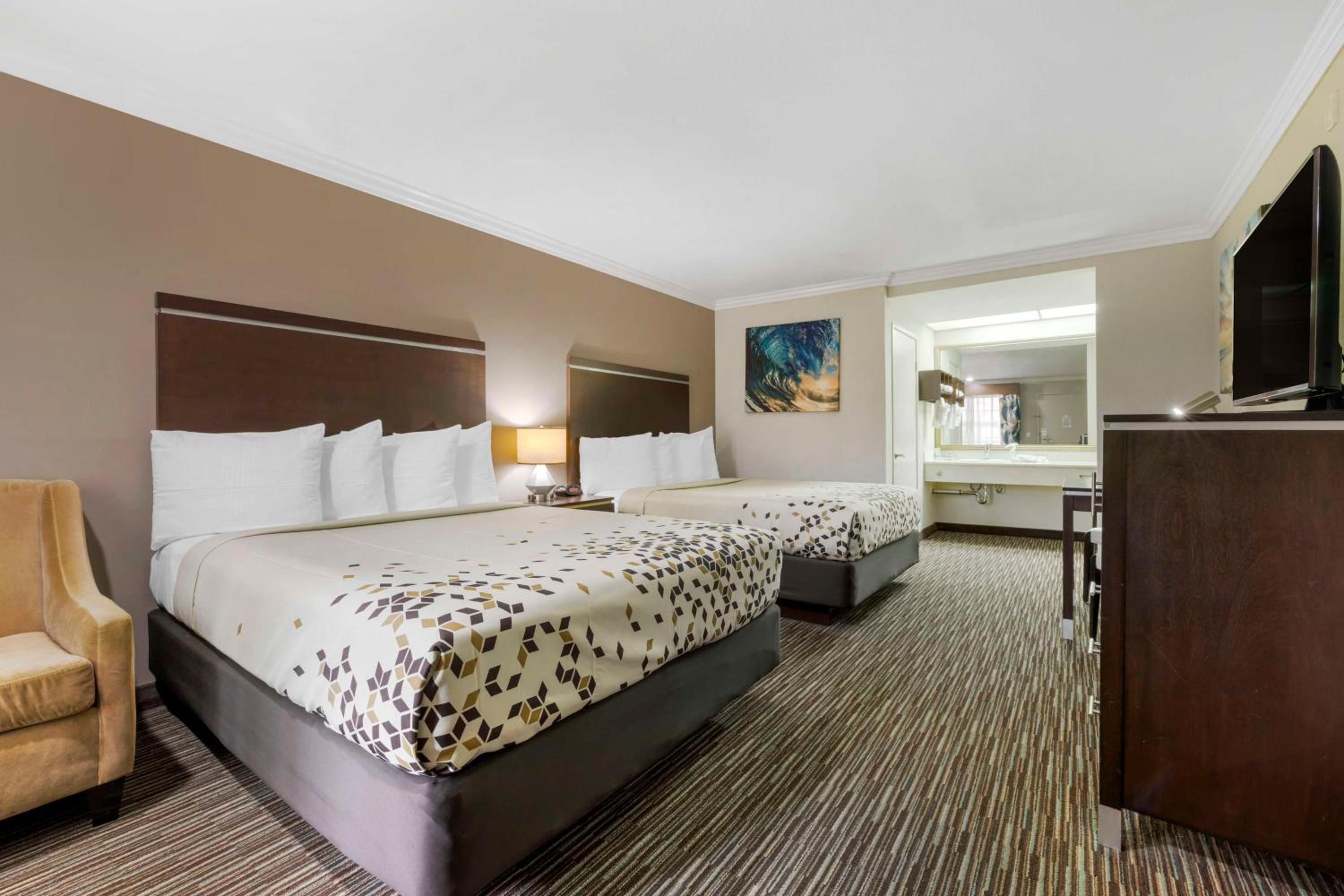 Queen Room with Two Queen Beds - Non-Smoking - Photo 1
