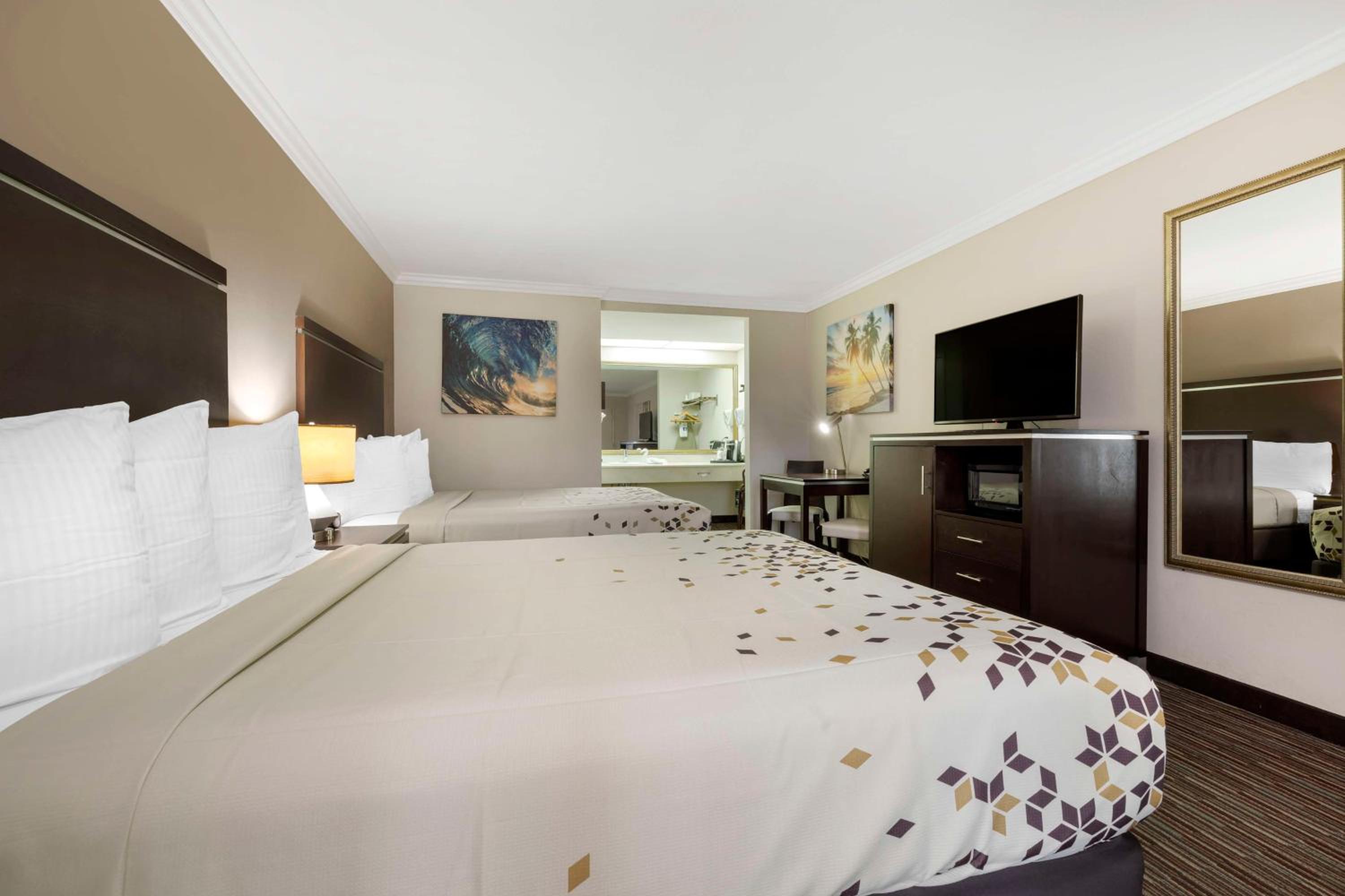 Queen Room with Two Queen Beds - Non-Smoking - Photo 3