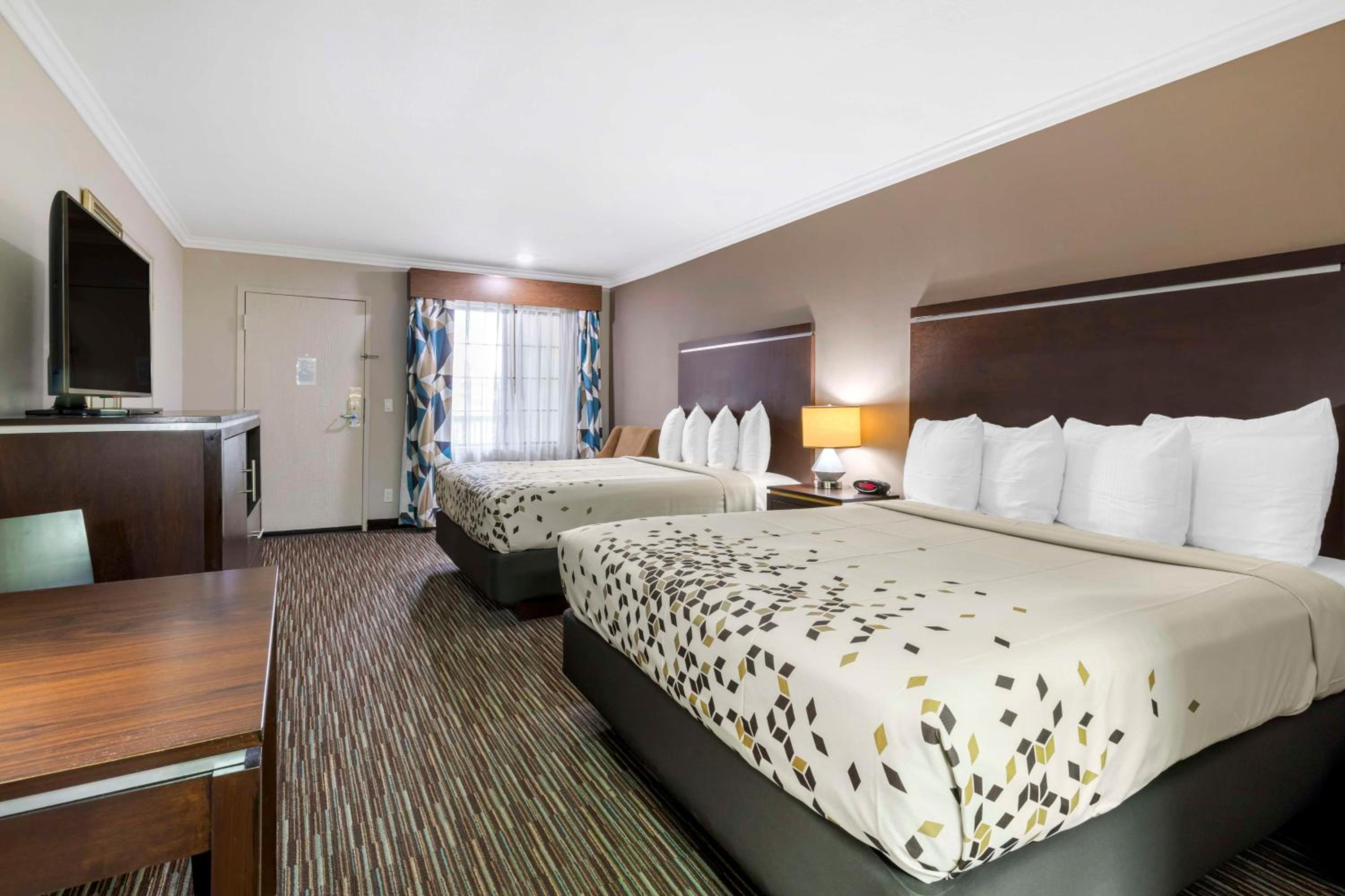 Queen Room with Two Queen Beds - Non-Smoking - Photo 2