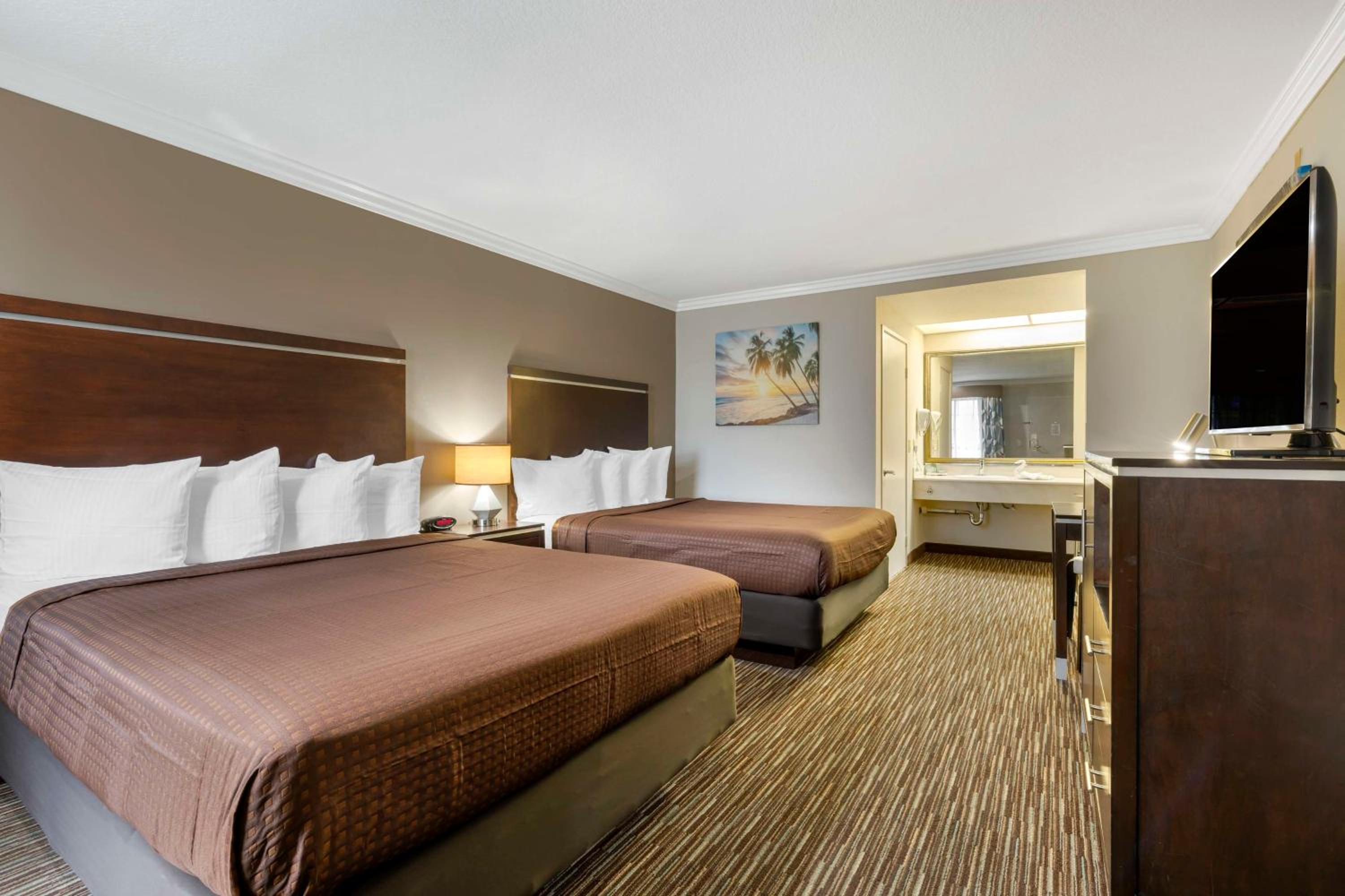 Queen Room with Two Queen Beds - Upstairs/Non-Smoking - Photo 5
