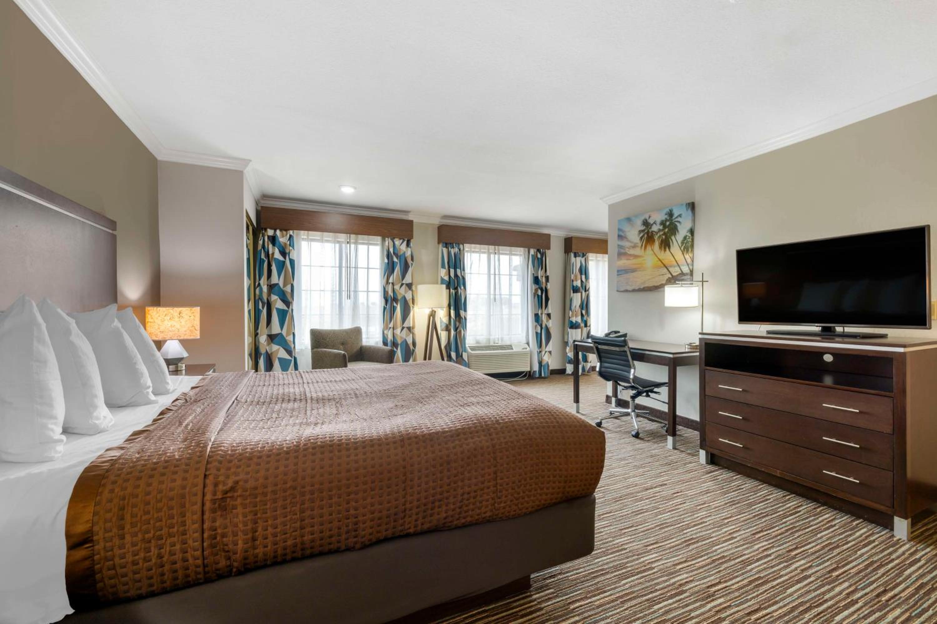 King Room with Whirlpool - Non-Smoking - Photo 1