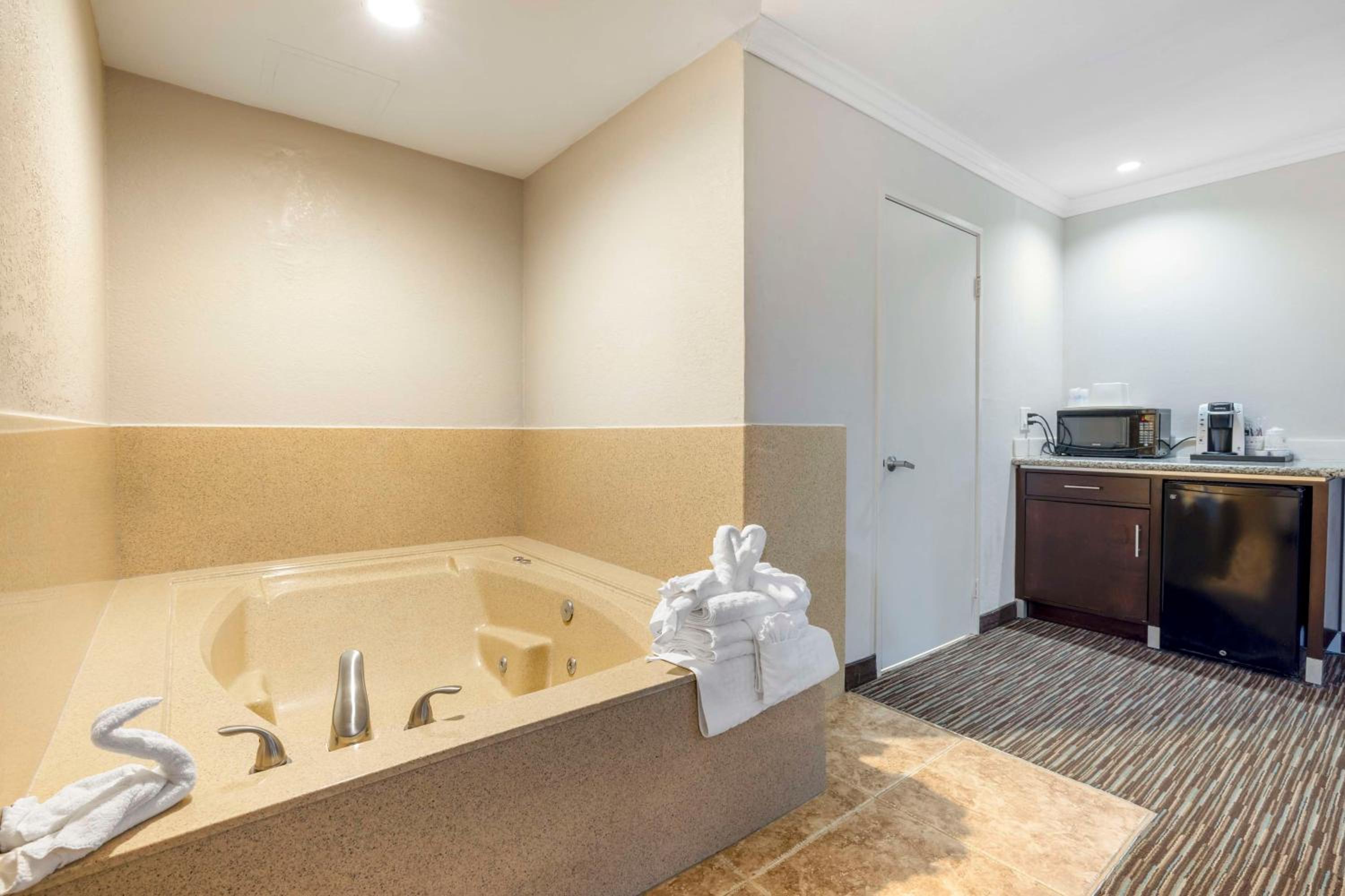 King Room with Whirlpool - Non-Smoking - Photo 4
