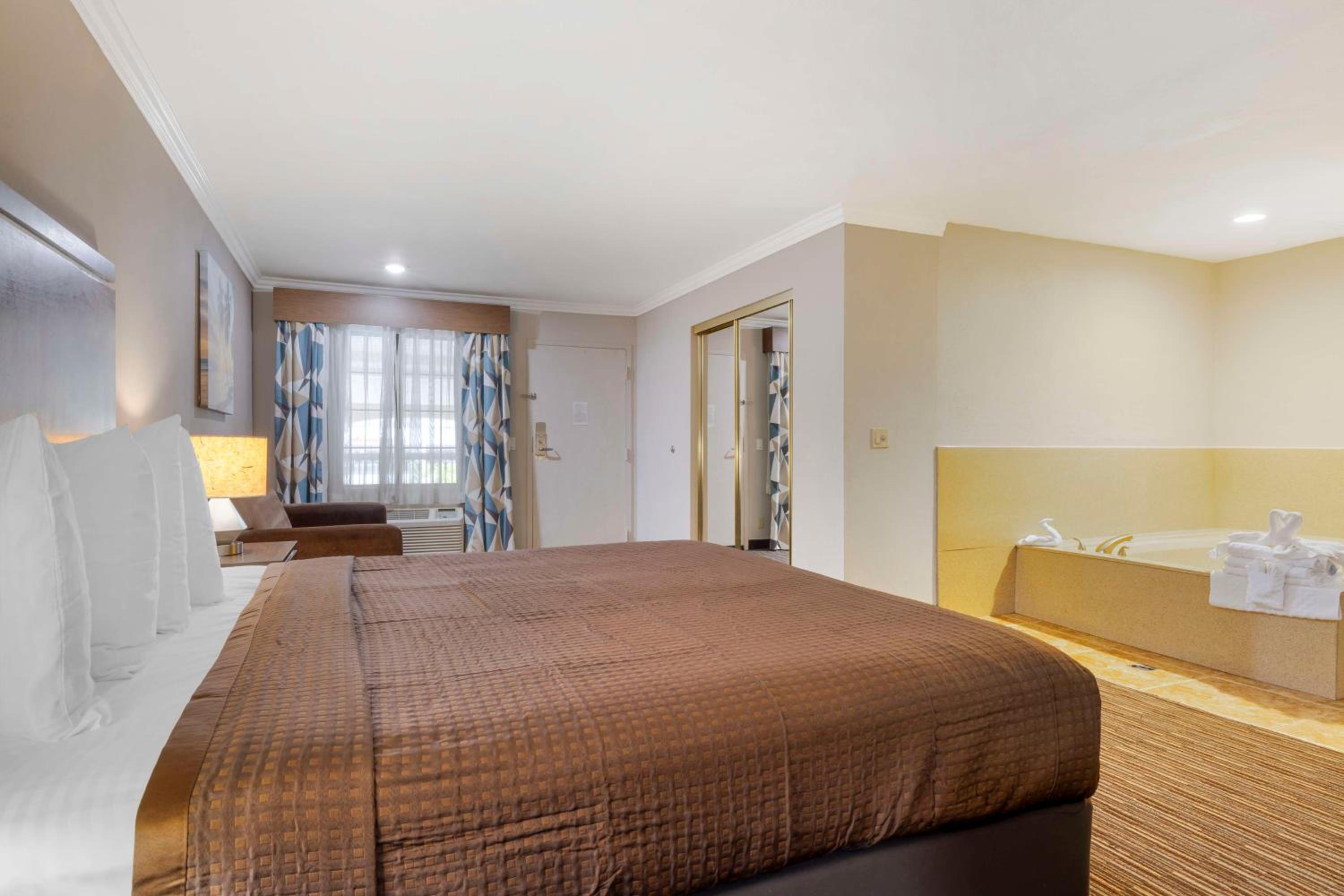 King Room with Whirlpool - Non-Smoking - Photo 3